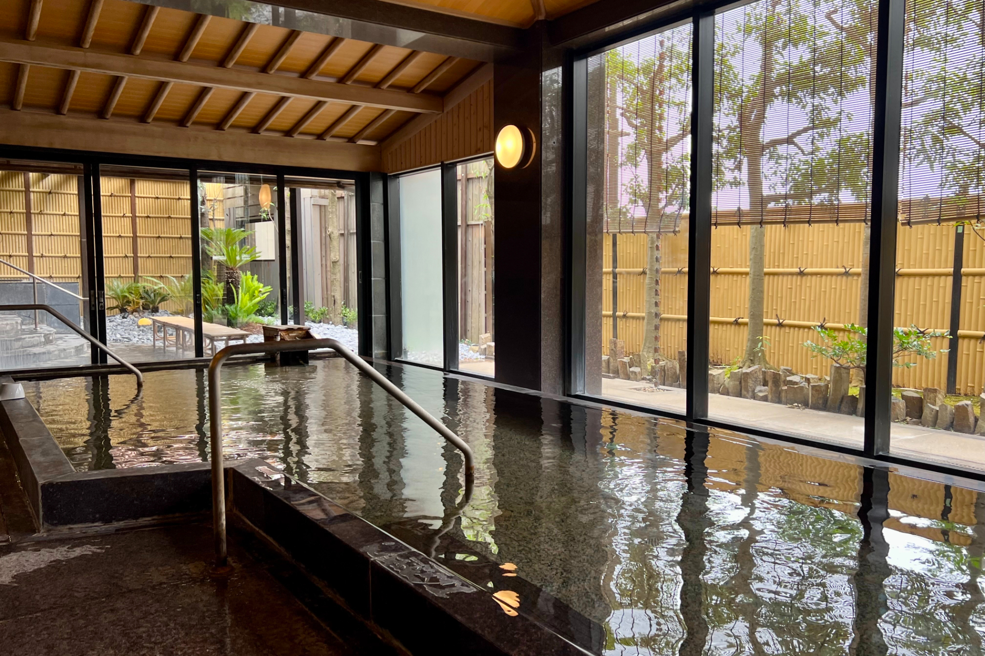 「光彩の湯」には内湯と和モダンな露天風呂