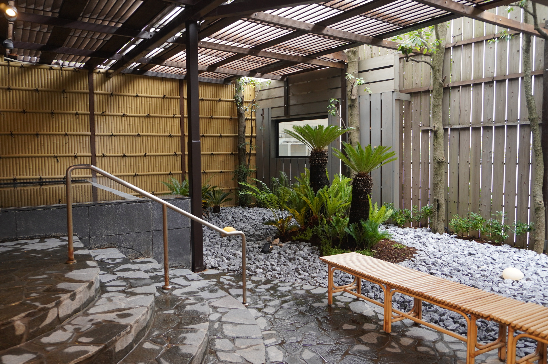 「光彩の湯」には内湯と和モダンな露天風呂