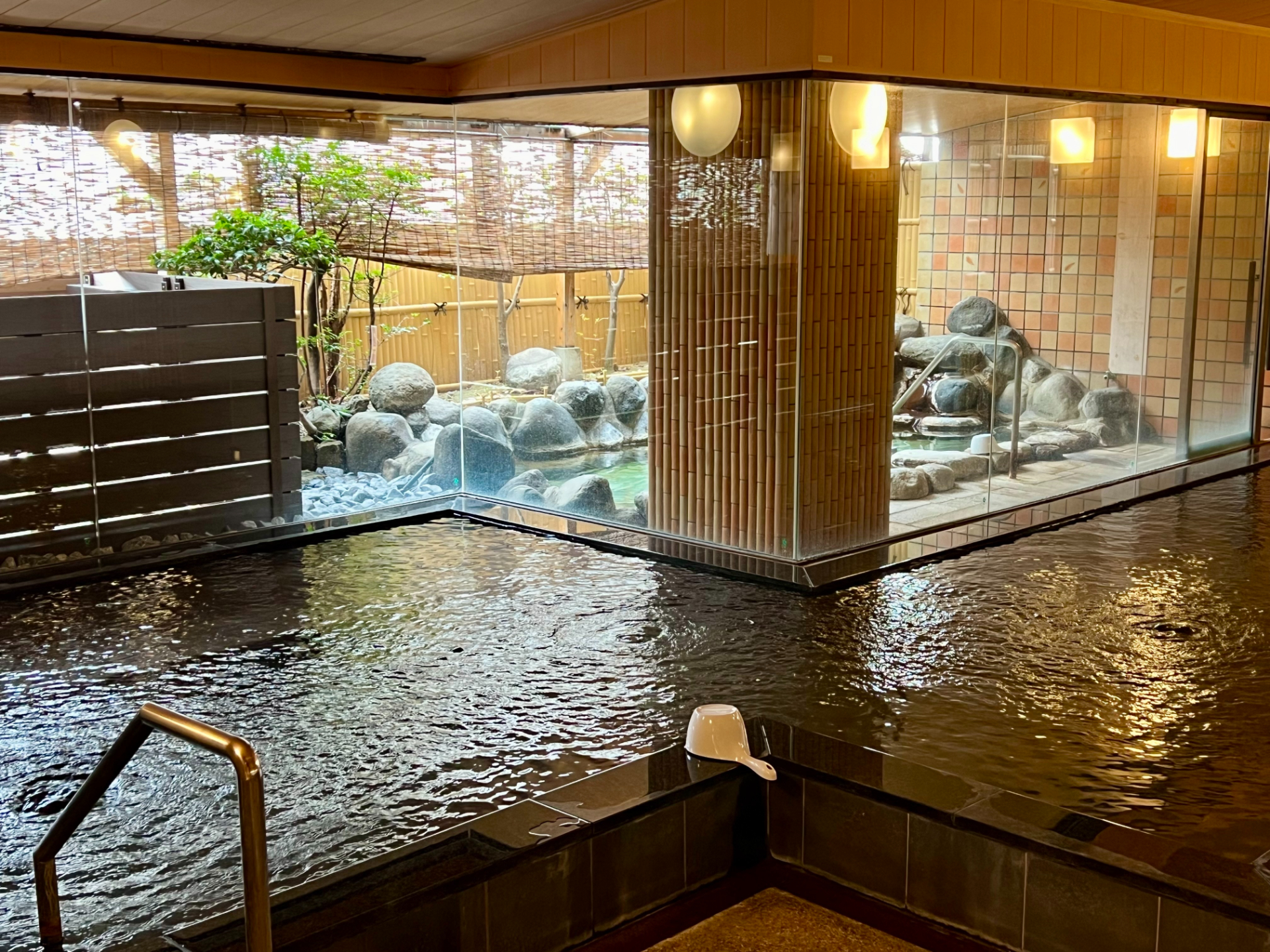 「万丈の湯」には内湯と岩露天風呂