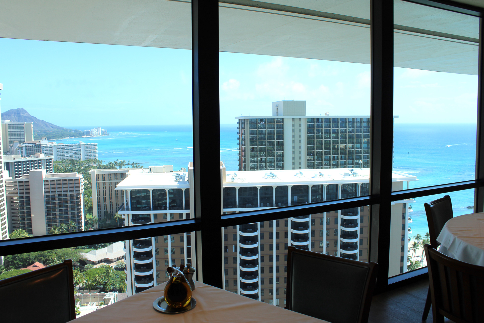 ダイヤモンドヘッドを見下ろせるレストランはワイキキでもまれなロケーション