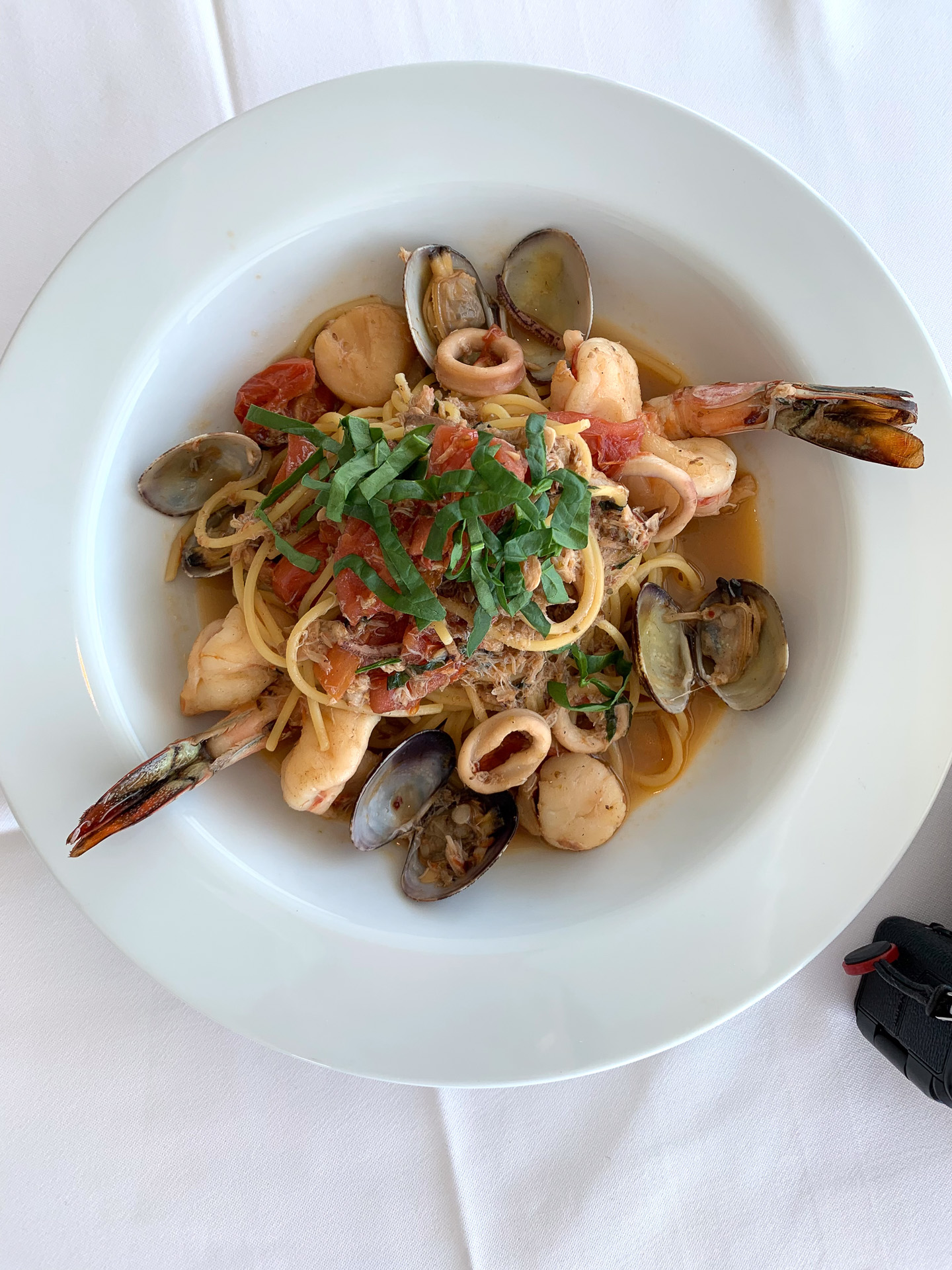 魚介たっぷりのシーフードペスカトーレ（42ドル）もディナーメニュー