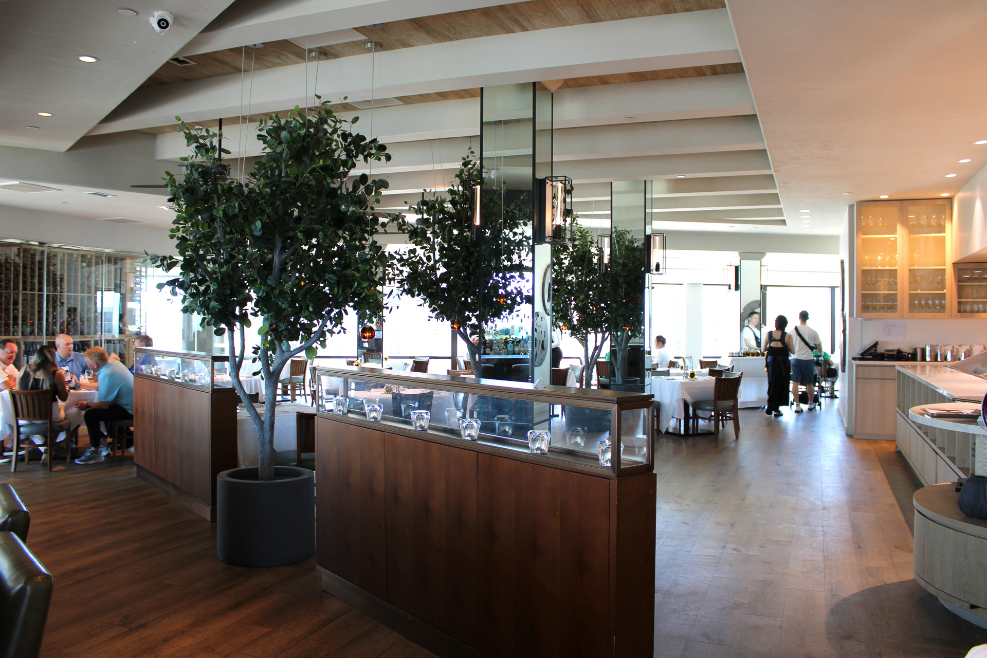 エレベーターを降りるとそこは店内になっている