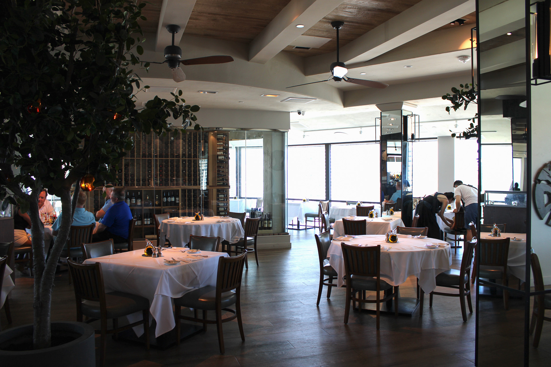 地上30階にあるレストラン内は広々とした空間に