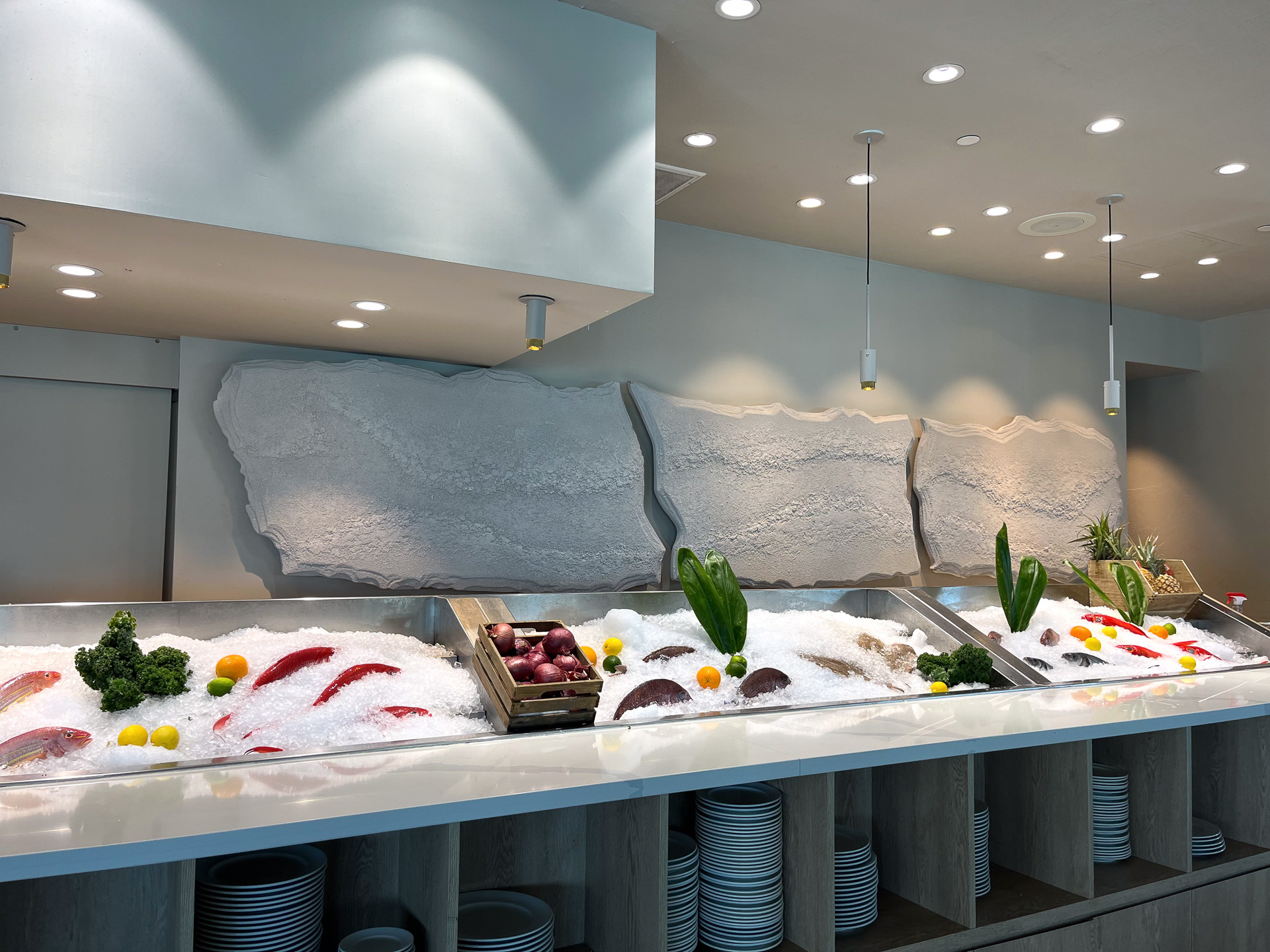 各国から空輸された鮮魚が氷の上に並べられている