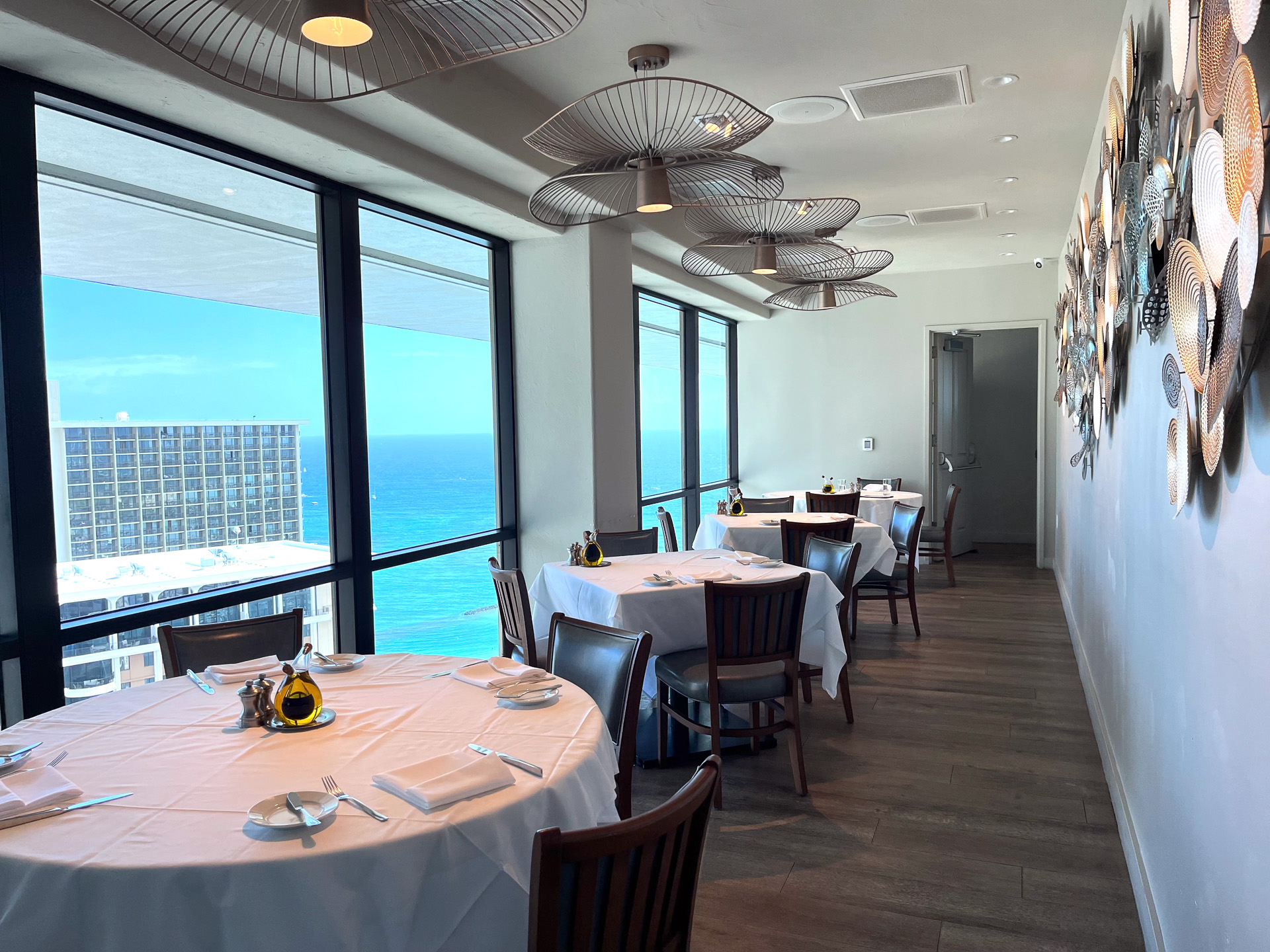 30階の高さにいても目線に水平線が見えるほど遥か遠くまで太平洋を見渡せる