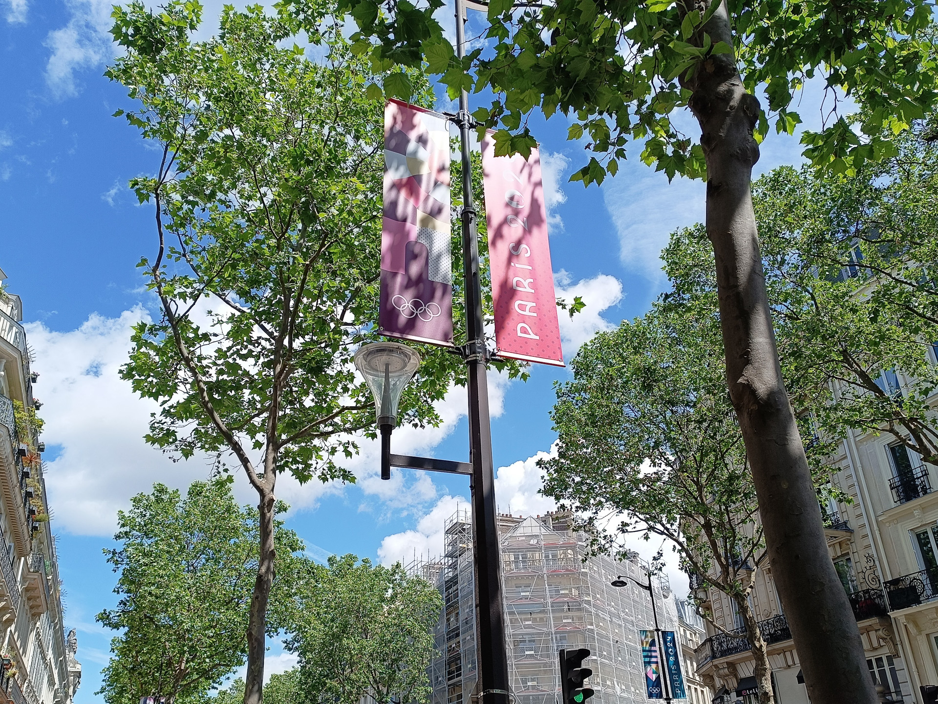 町のいたるところに旗が