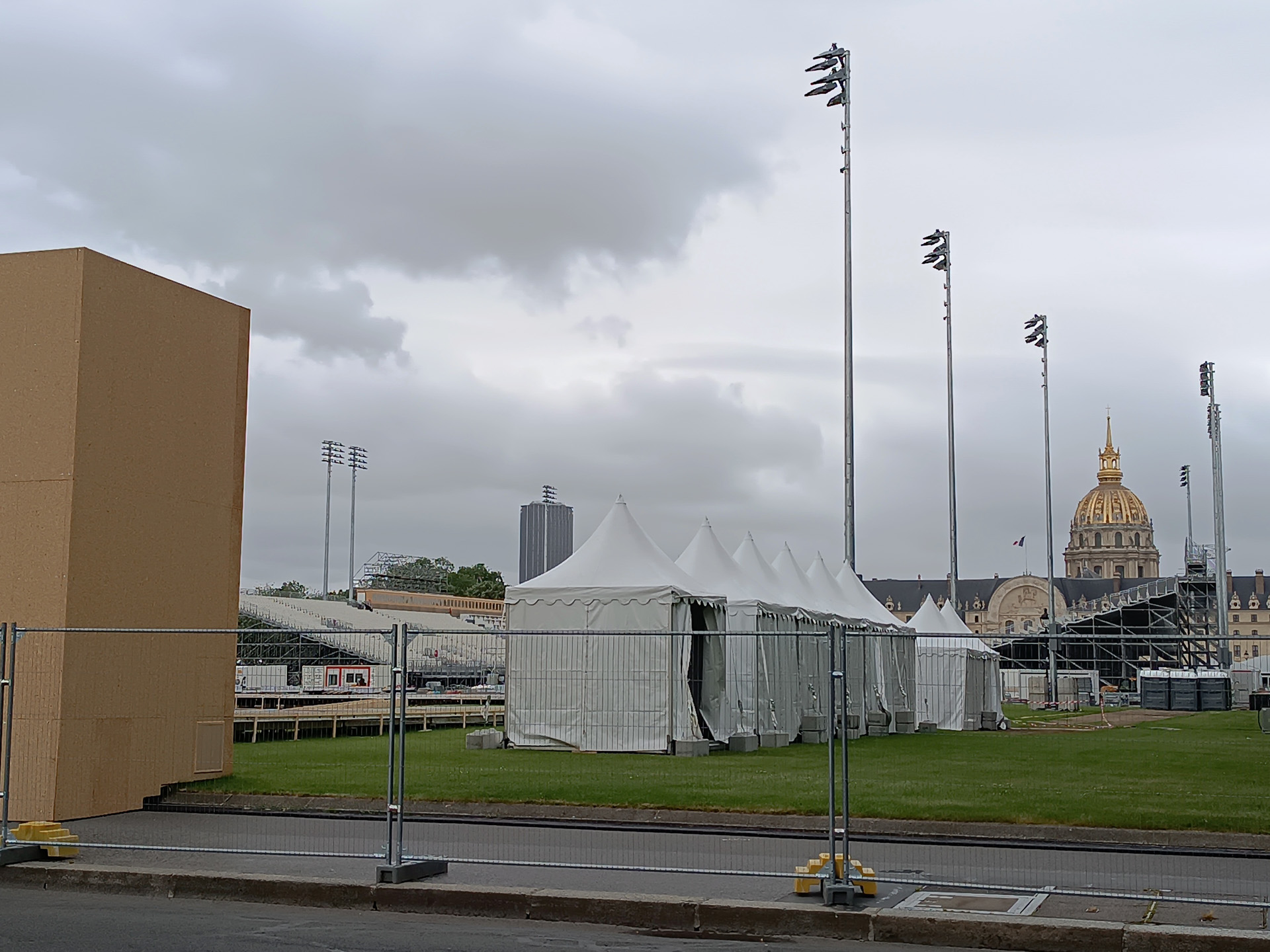 6月半ばのシャンゼリゼ、チュイルリー公園、グラン・プチパレ、トロカデロ、アンバリッドあたりの様子