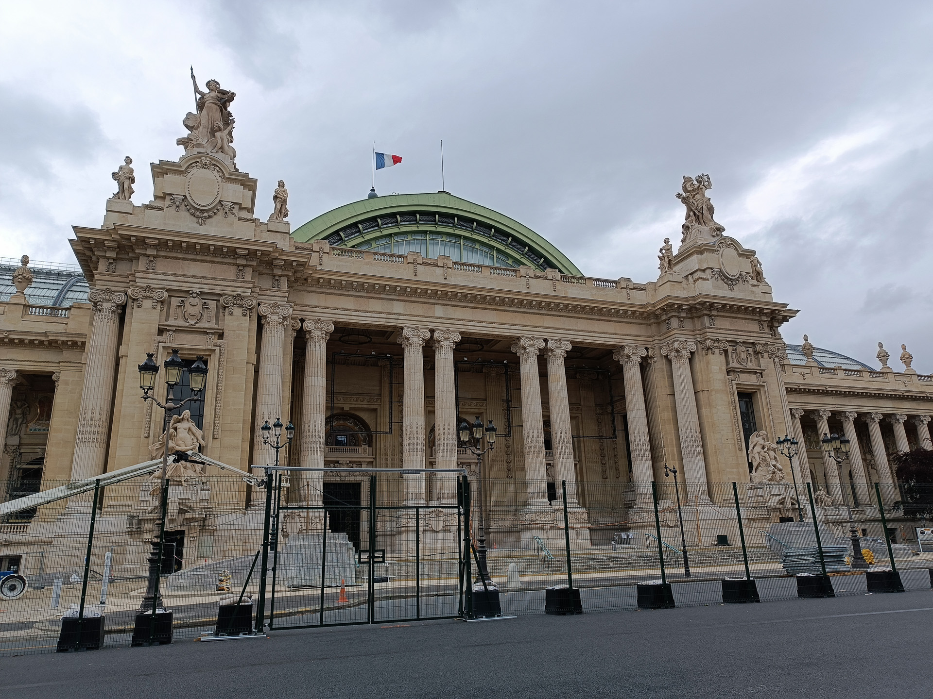 6月半ばのシャンゼリゼ、チュイルリー公園、グラン・プチパレ、トロカデロ、アンバリッドあたりの様子