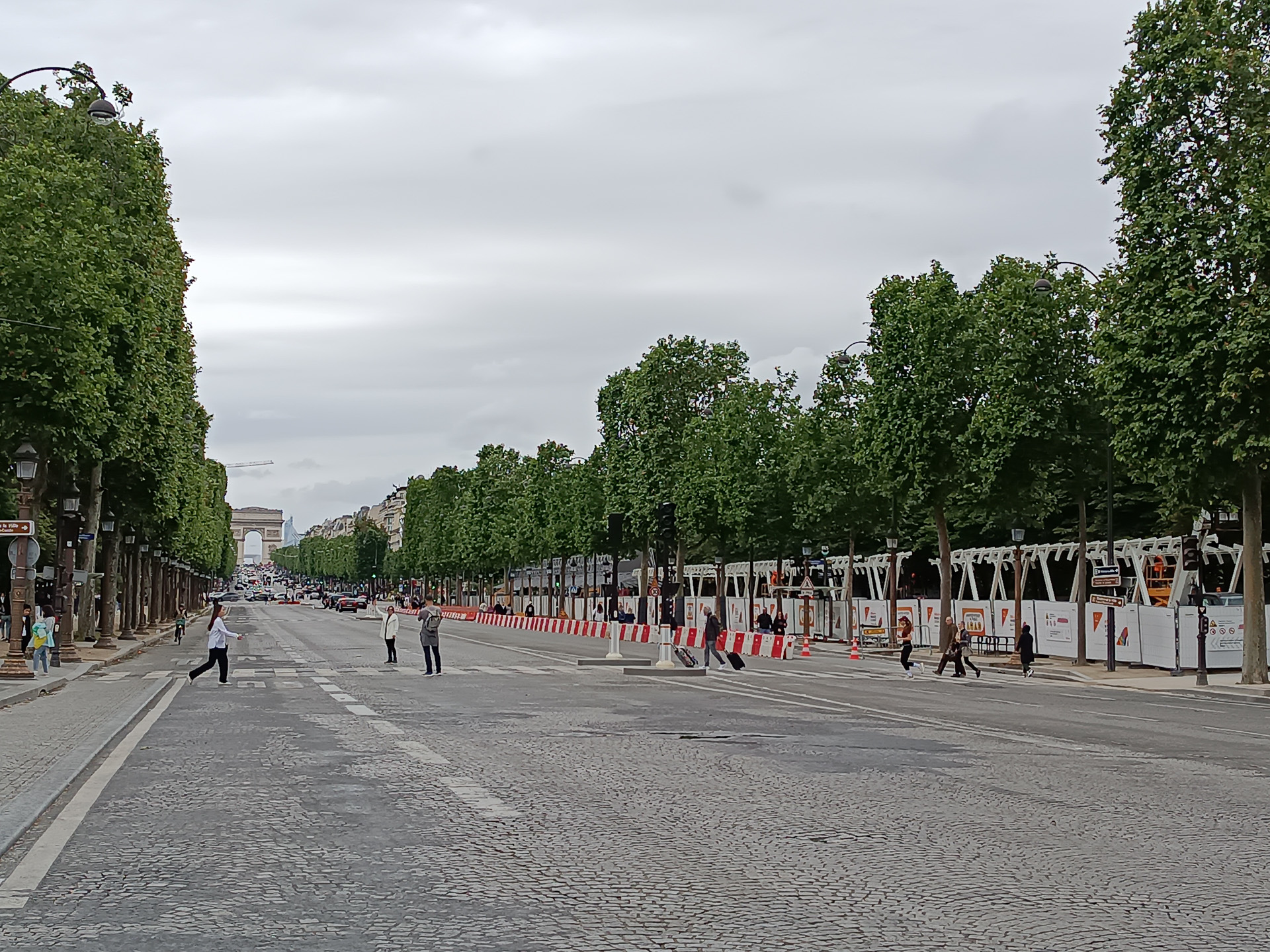 6月半ばのシャンゼリゼ、チュイルリー公園、グラン・プチパレ、トロカデロ、アンバリッドあたりの様子