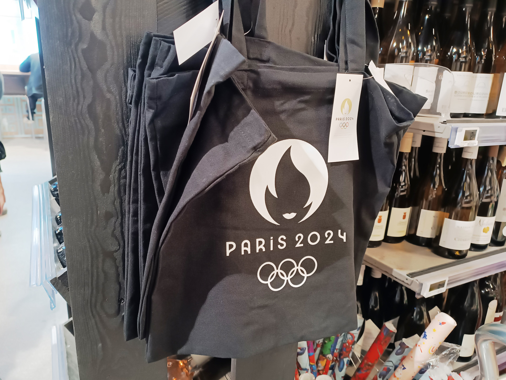 スーパーにできたグッズコーナー