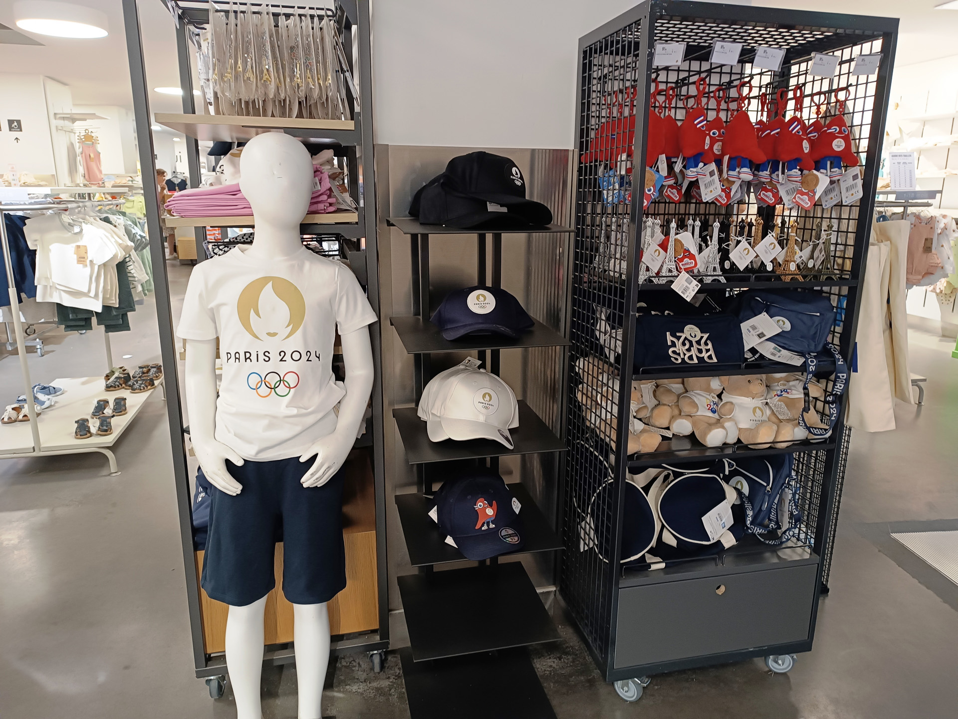 スーパーにできたグッズコーナー