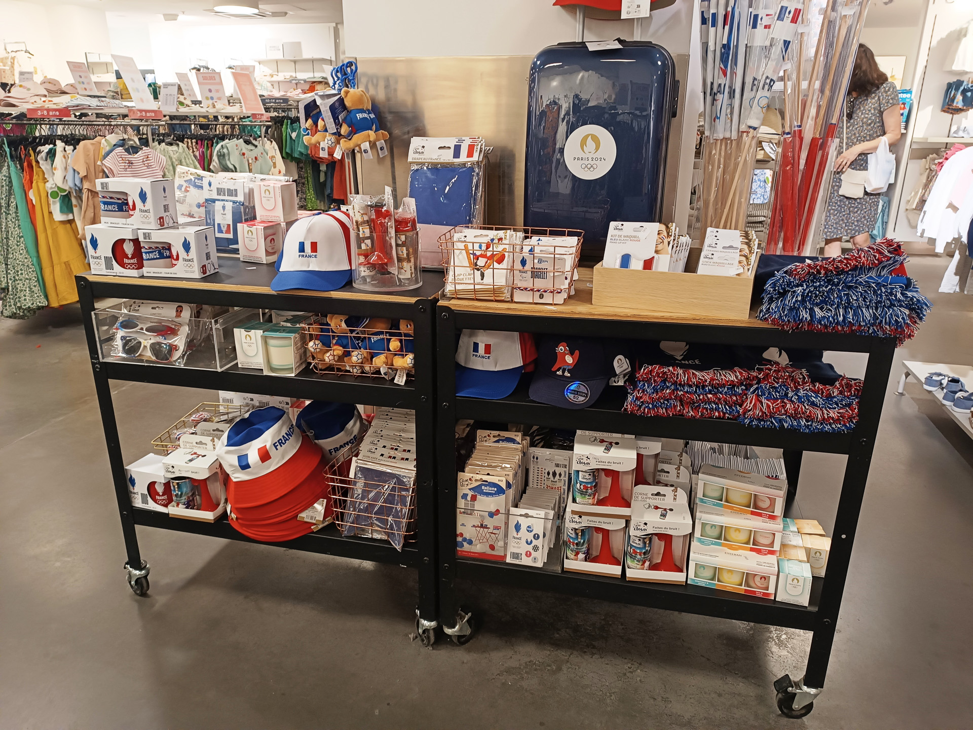 スーパーにできたグッズコーナー