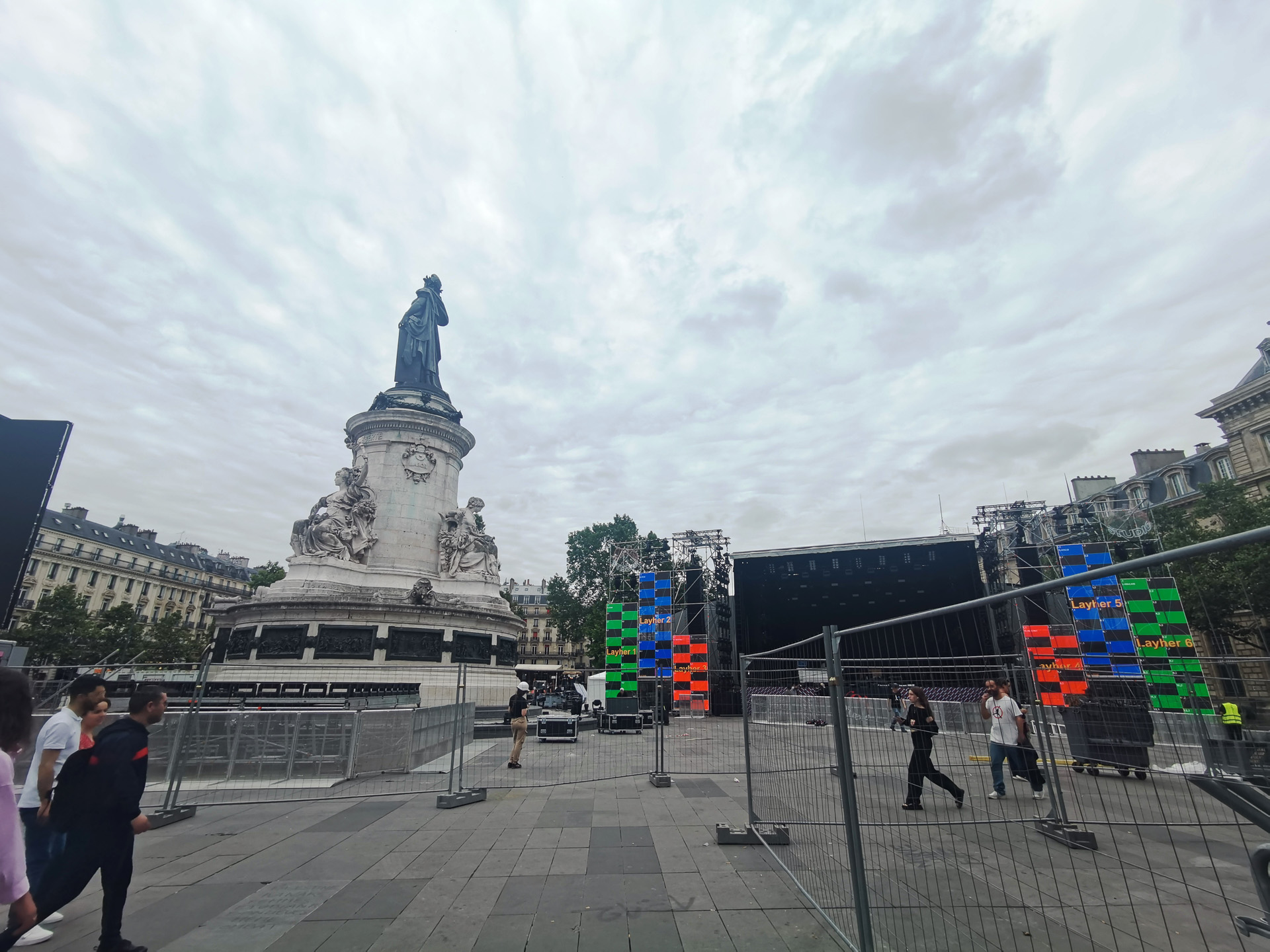 バスティーユ広場からの帰りに通ったレピュブリック広場では、15日夜の聖火台への点火とコンサートに向けた準備が進んでいました