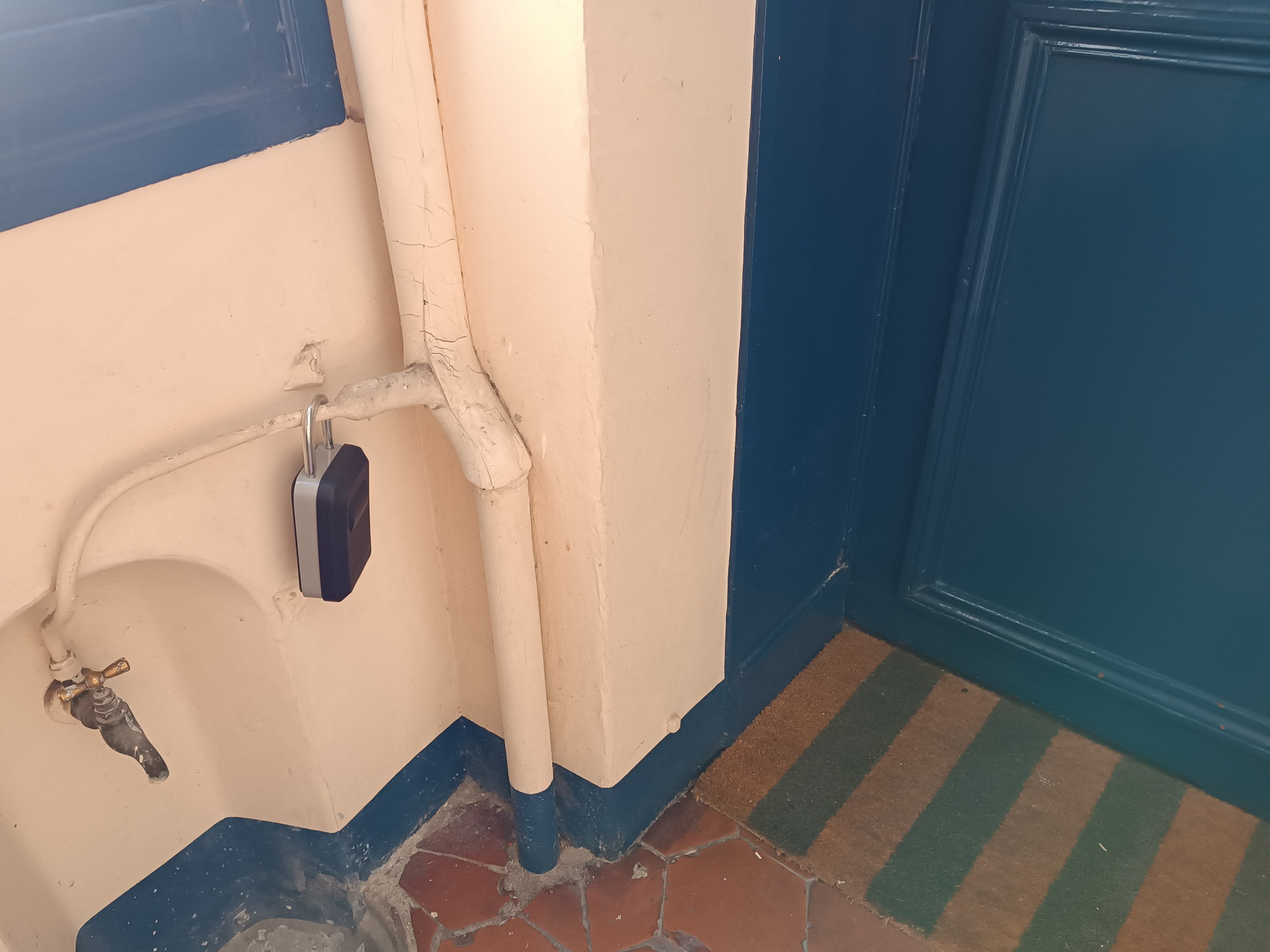 鍵を入れておくボックスが部屋の前に付くと、ここも民泊部屋になったのだと分かります。1階の3部屋以外にも、建物内のいくつかの部屋が民泊用になりました