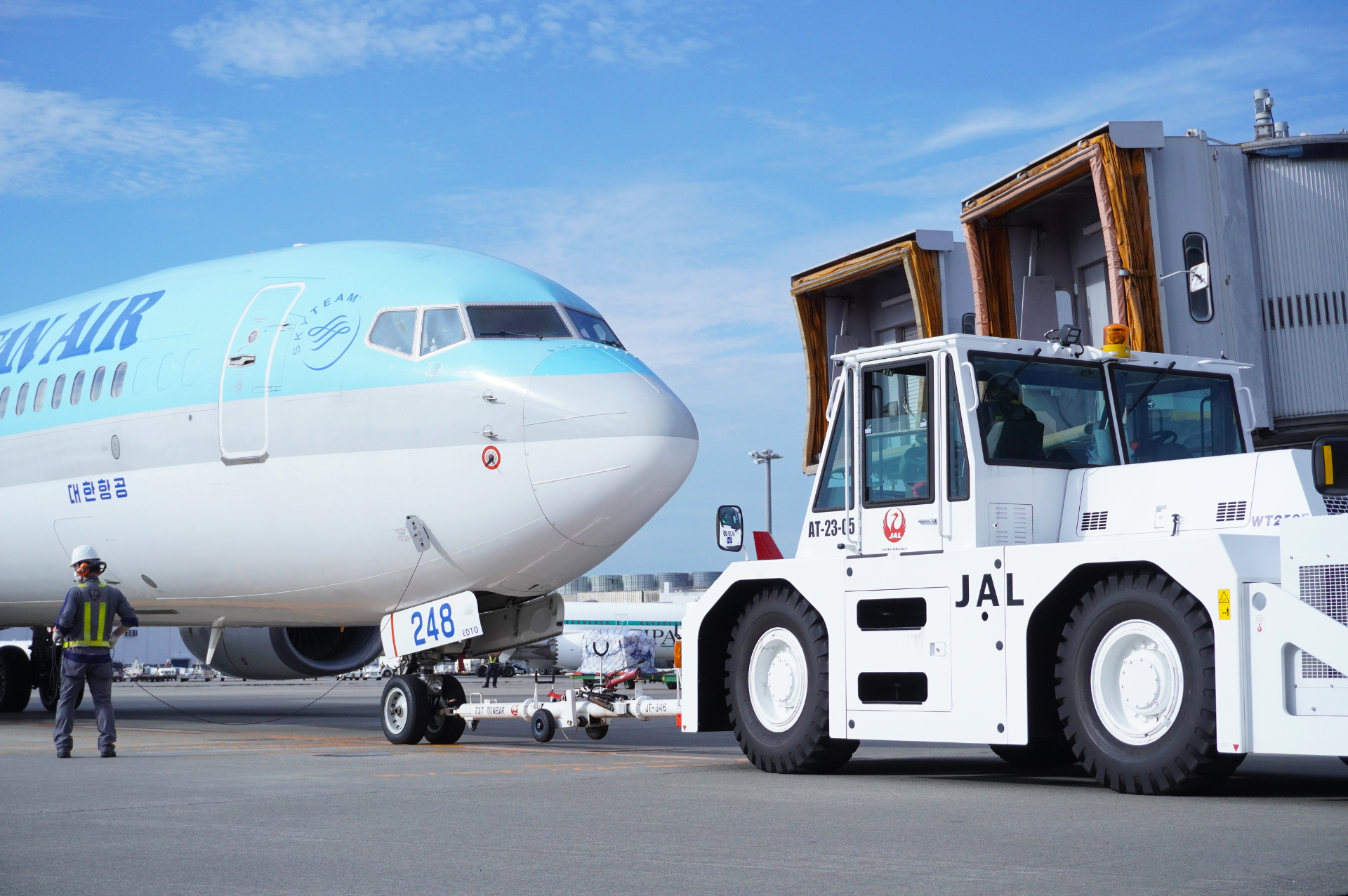 家族連れや年配夫婦など、乗客160名をのせた初便。梅雨明け間近のリゾート済州島に向けて出発
