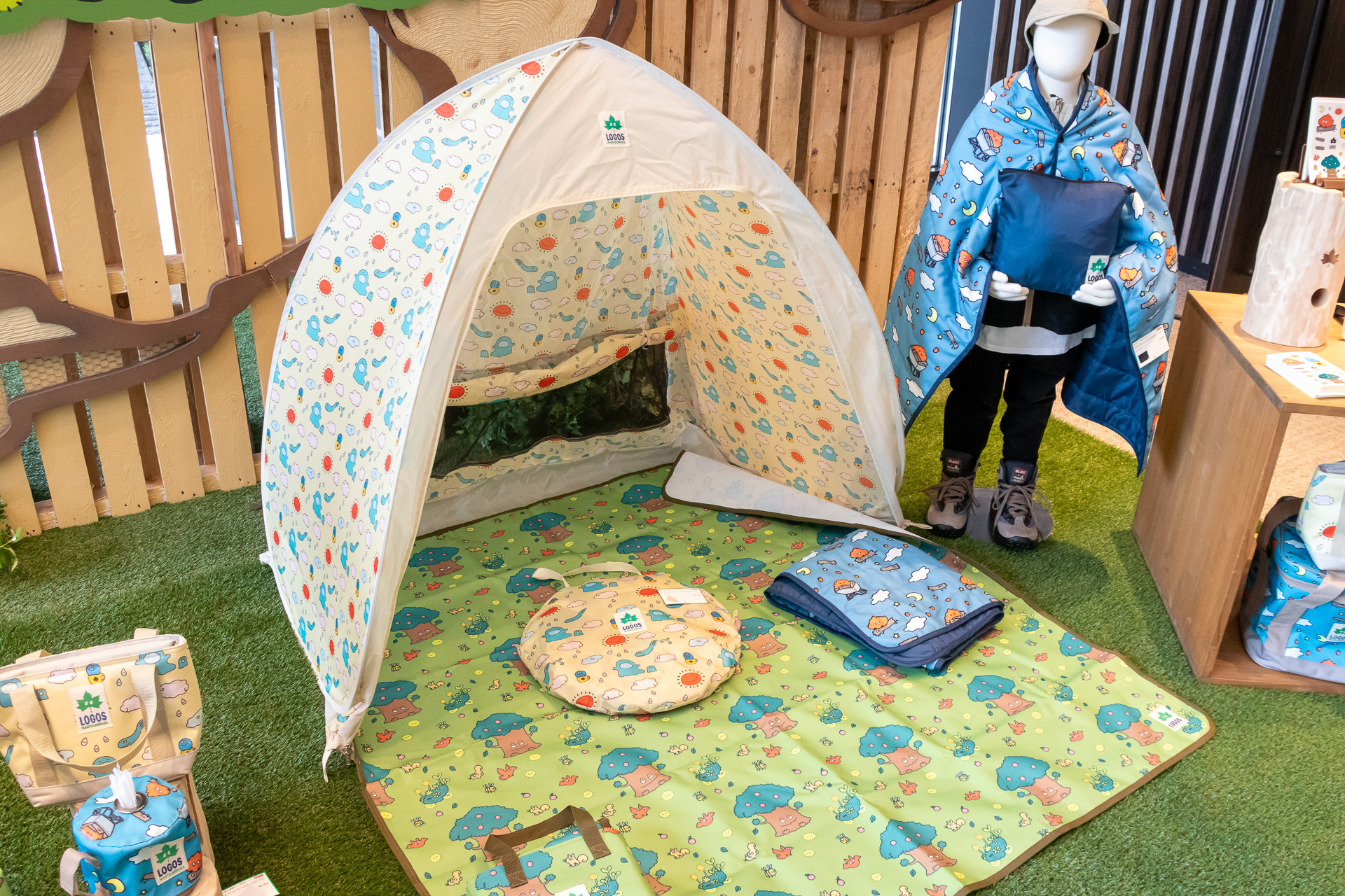 子供用のチェアやトートバッグ、シェードなどをラインアップ。絵本は2024年9月にスタートし、キャンプ用品は2025年3月6日から販売する予定