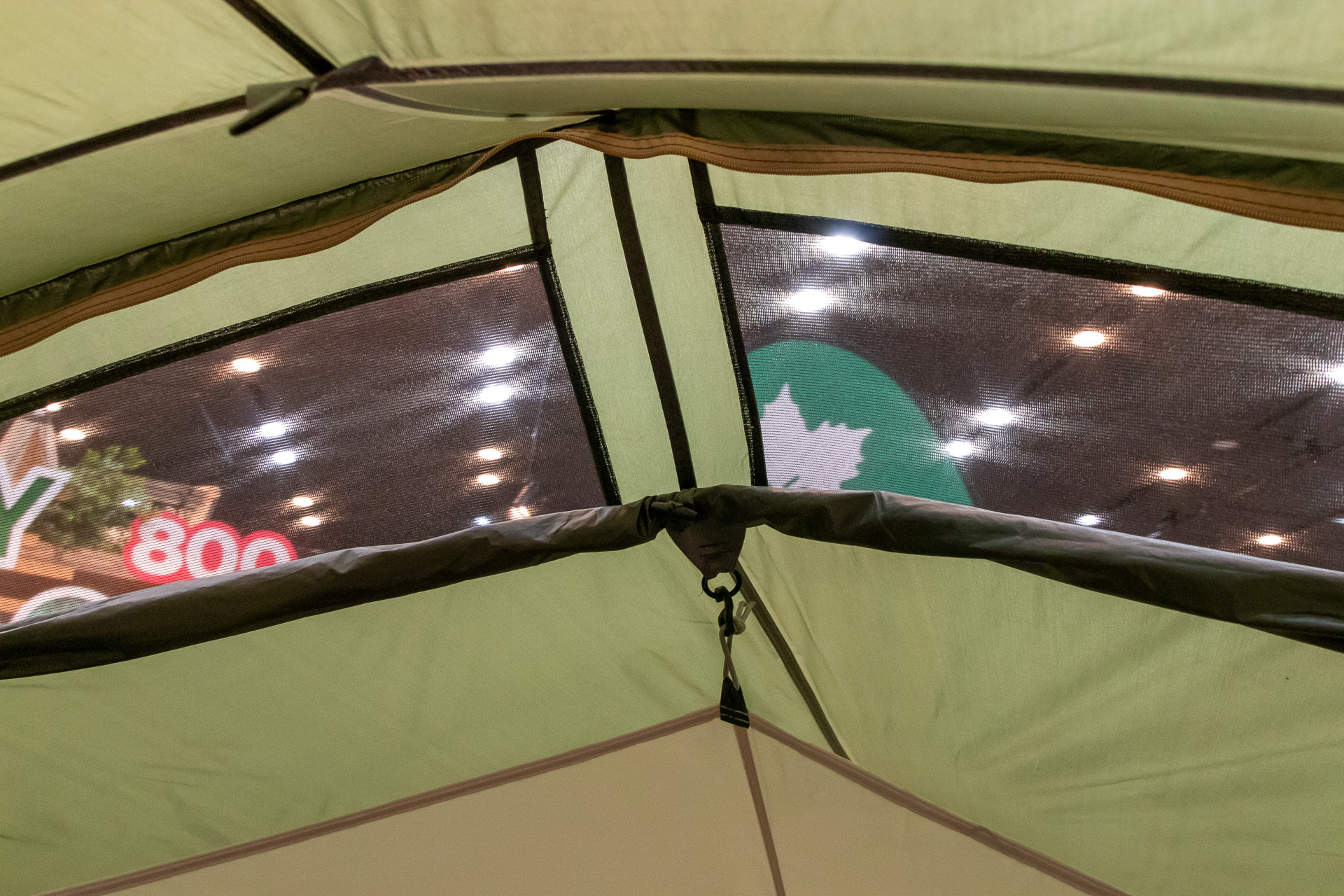 天井の段差部分はメッシュになっている