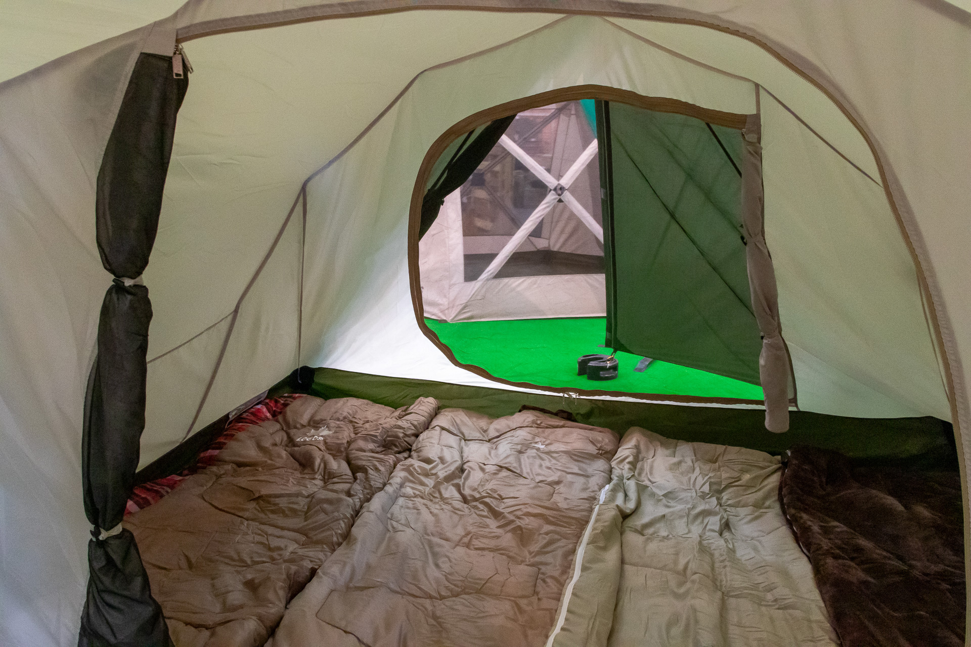 4人並んで寝ることができる広い空間