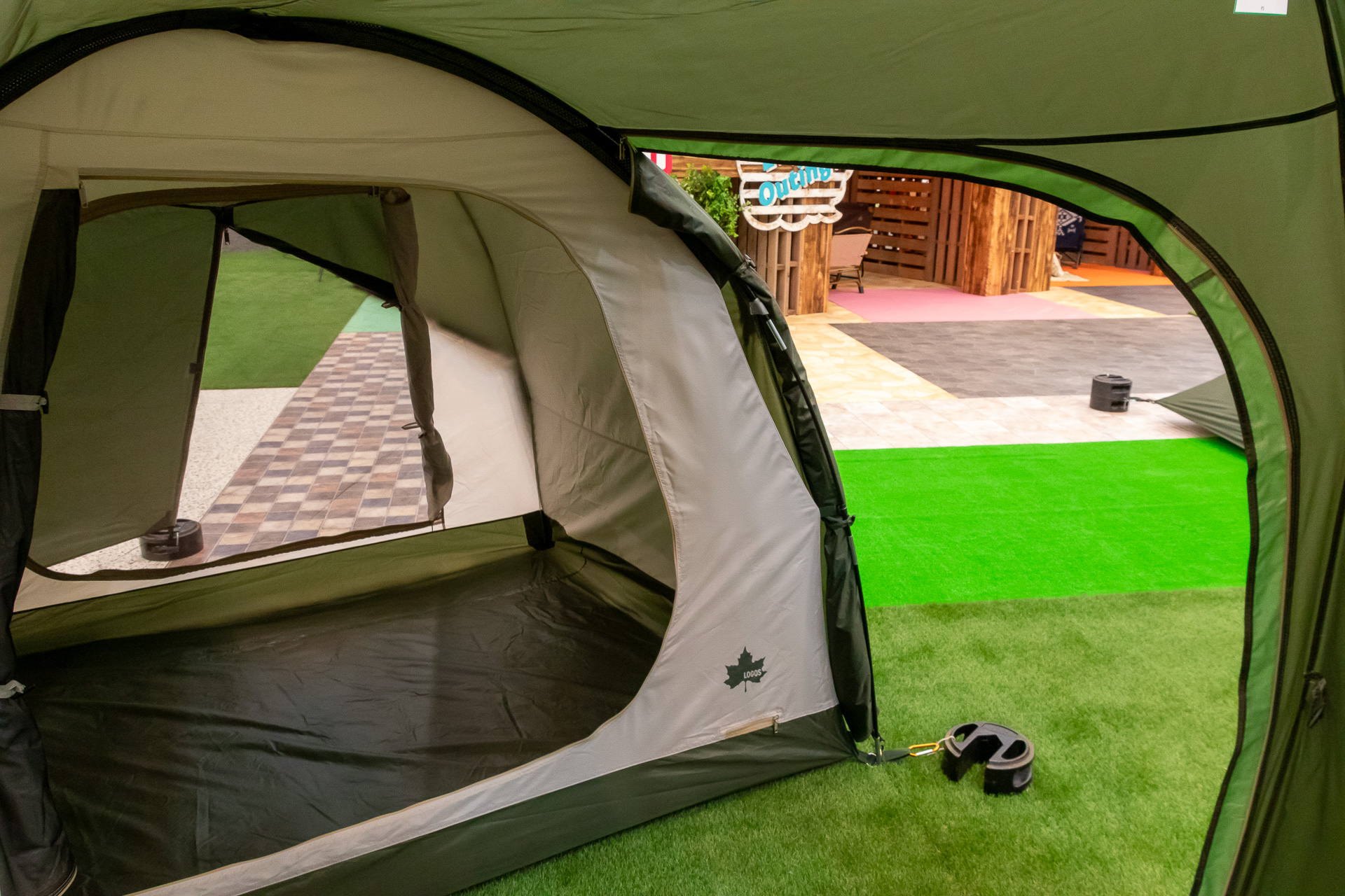 サイドが開閉できる仕組みなので、バイクを出し入れしやすい