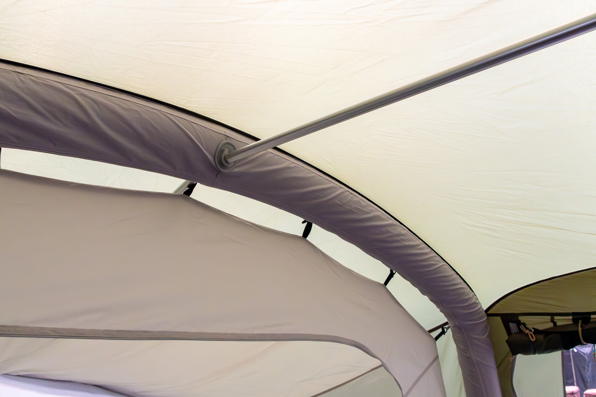 軽くて面積が大きい（風に弱い）というエアフレームの欠点を金属フレームを真んなかに通すことで解決