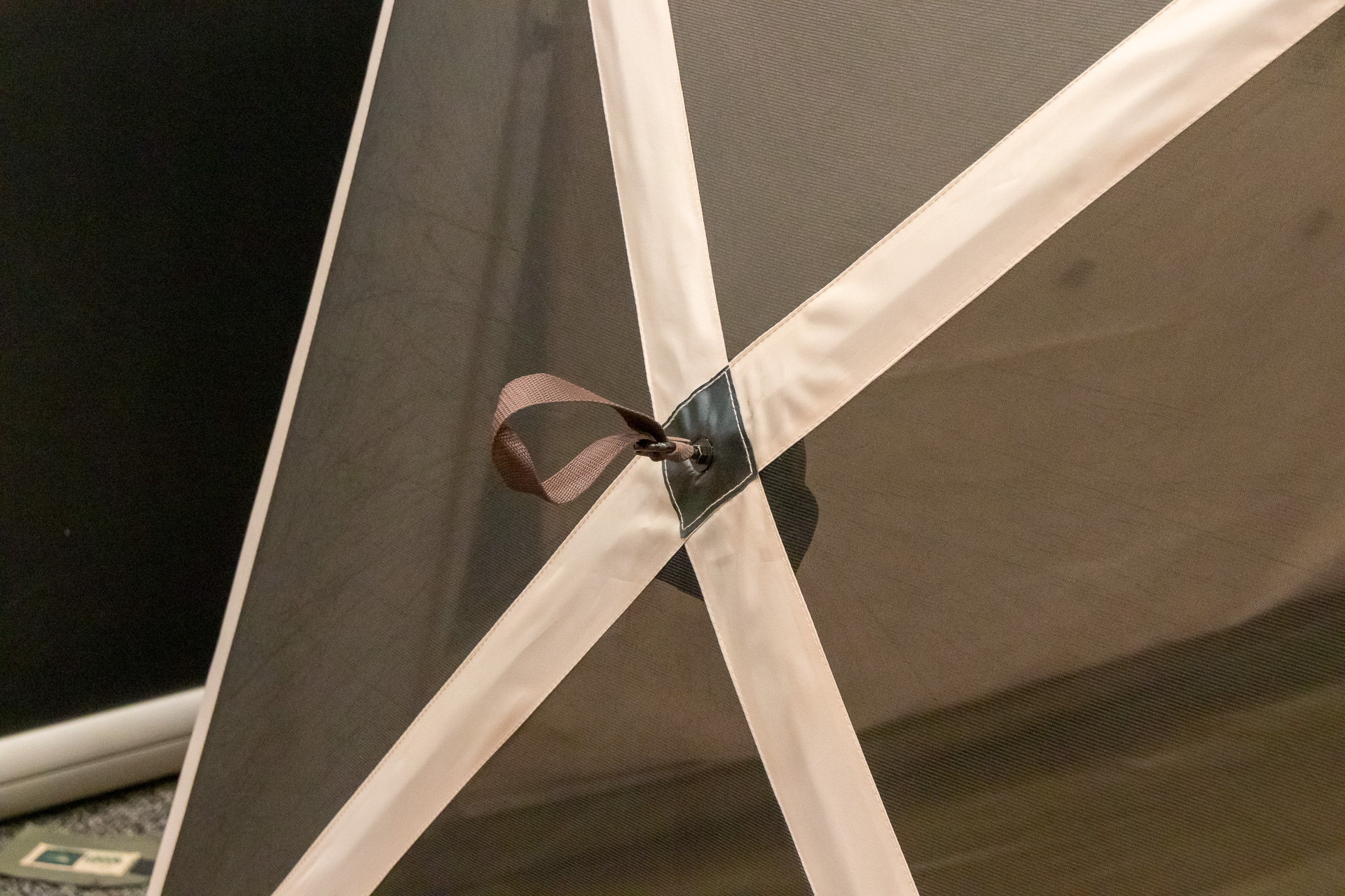 壁面部などの取っ手を引っ張って設営する