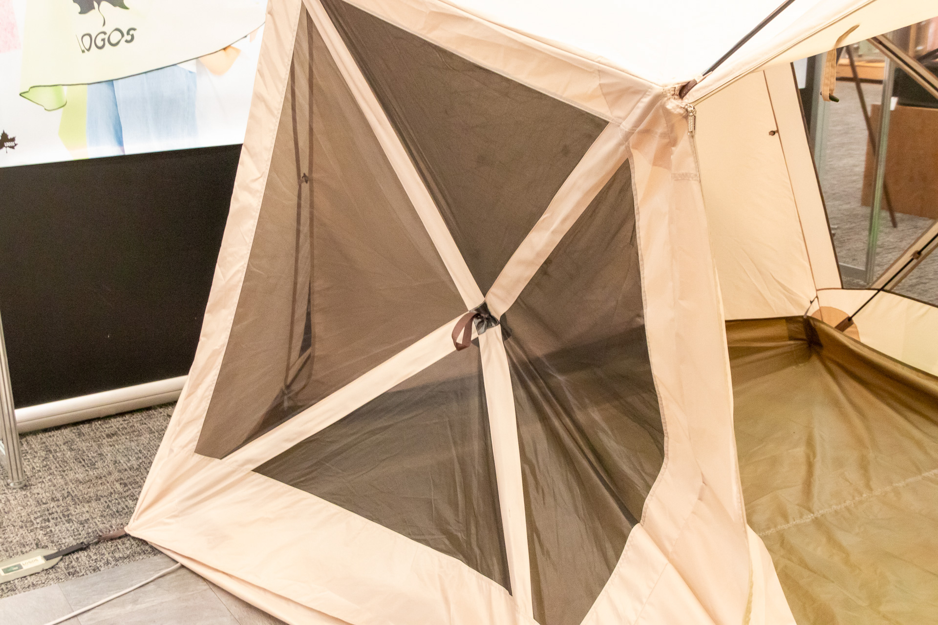 収納する際は押し込むことで簡単にたためる