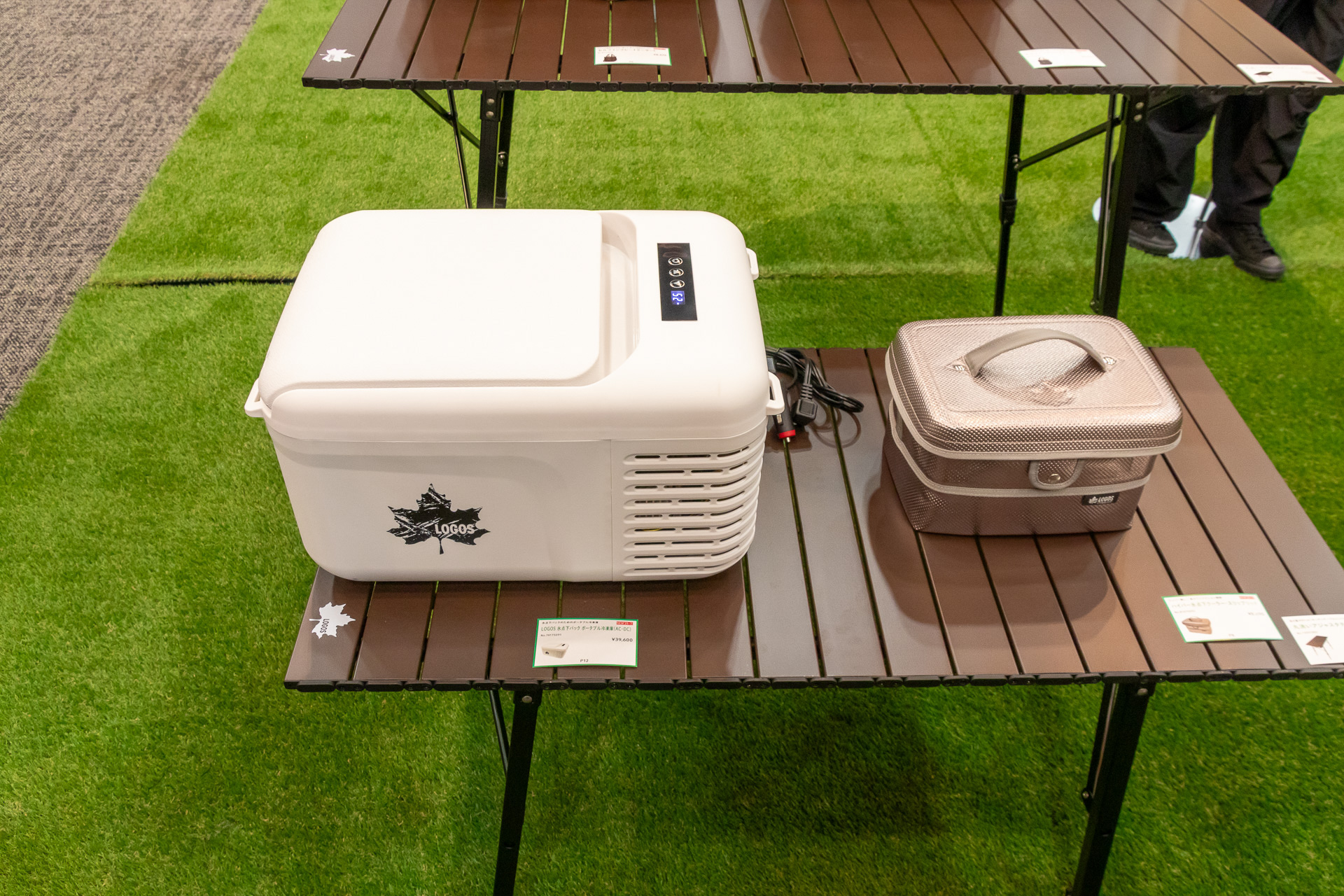 LOGOS 氷点下パック ポータブル冷凍庫（AC・DC）（左）、ハイパー氷点下クーラー・スリップリッド（右）