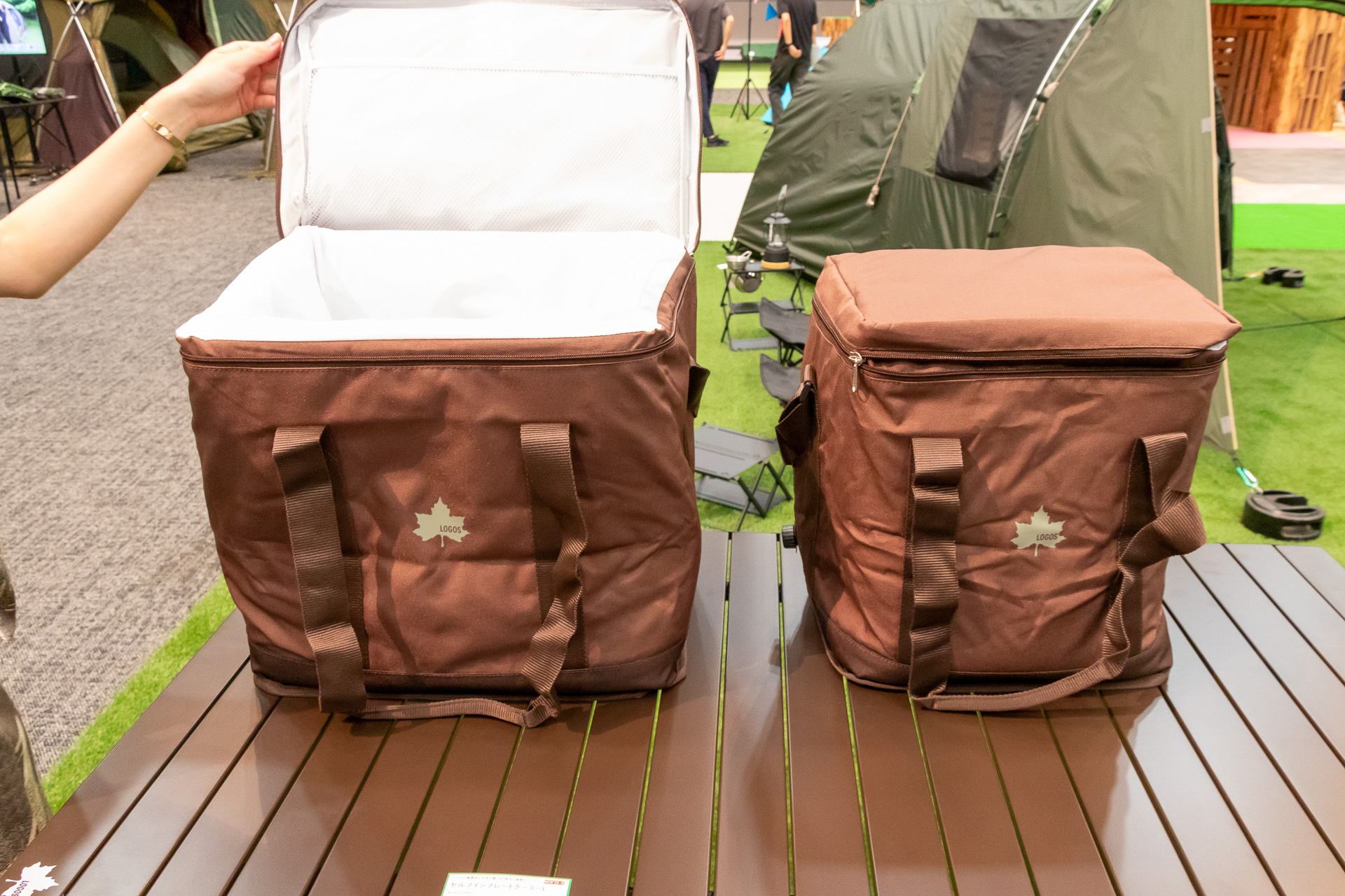 セルフインフレートクーラーL（左）、セルフインフレートクーラーM（右）