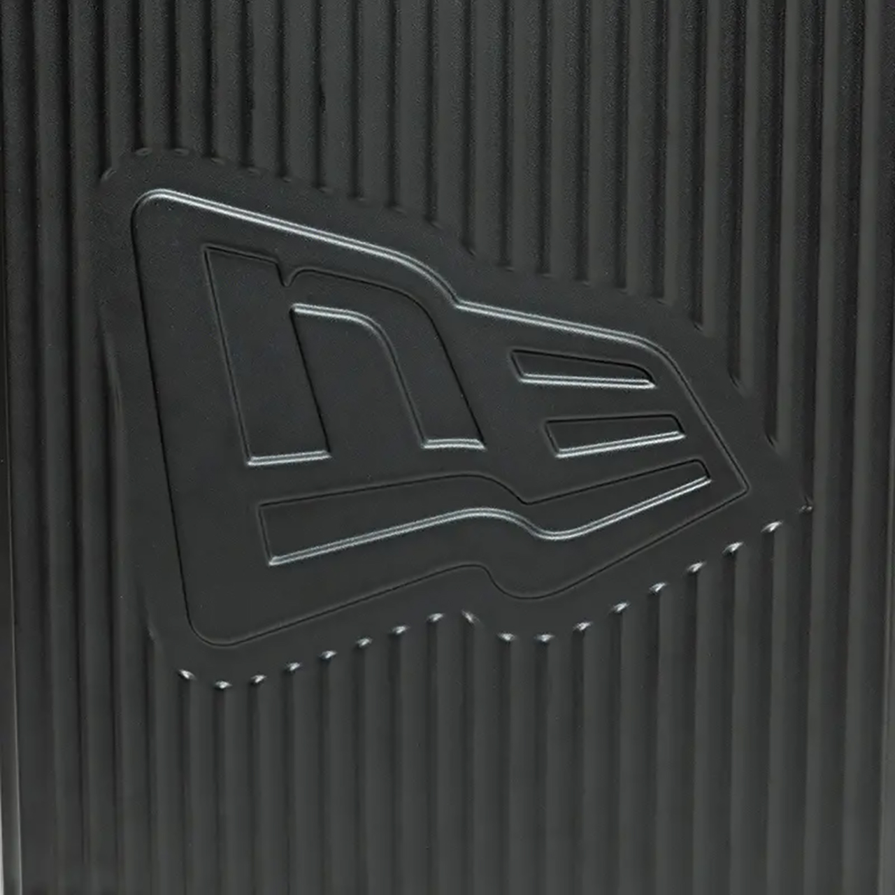 エンボス加工のフラッグロゴ