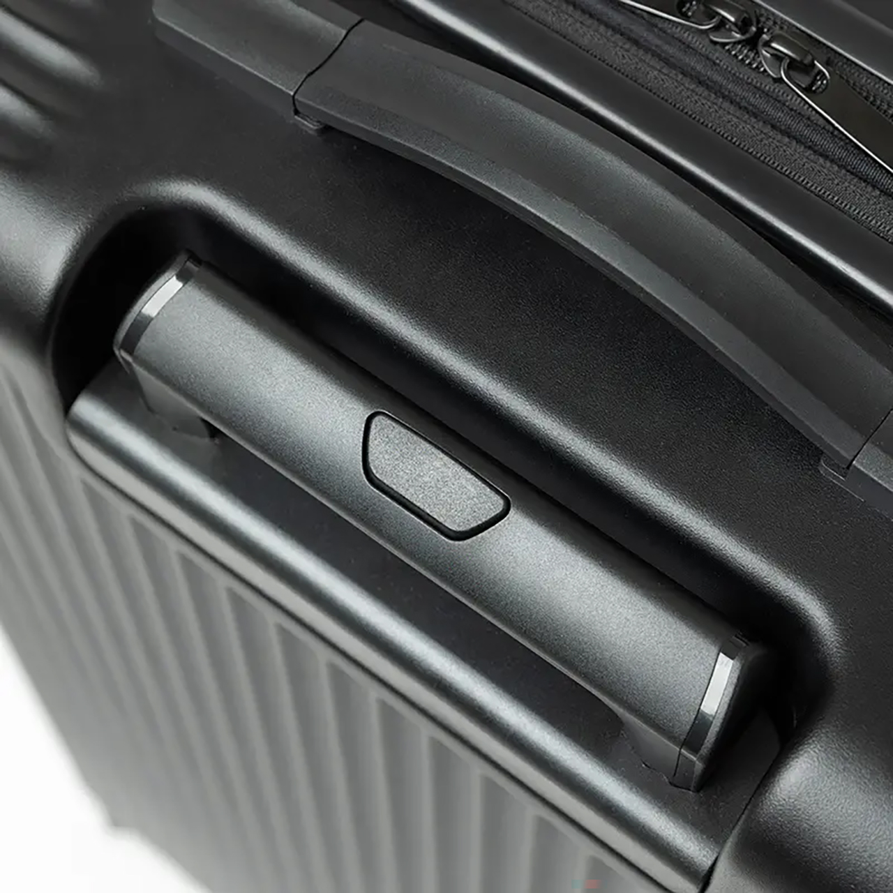 エンボス加工のフラッグロゴ