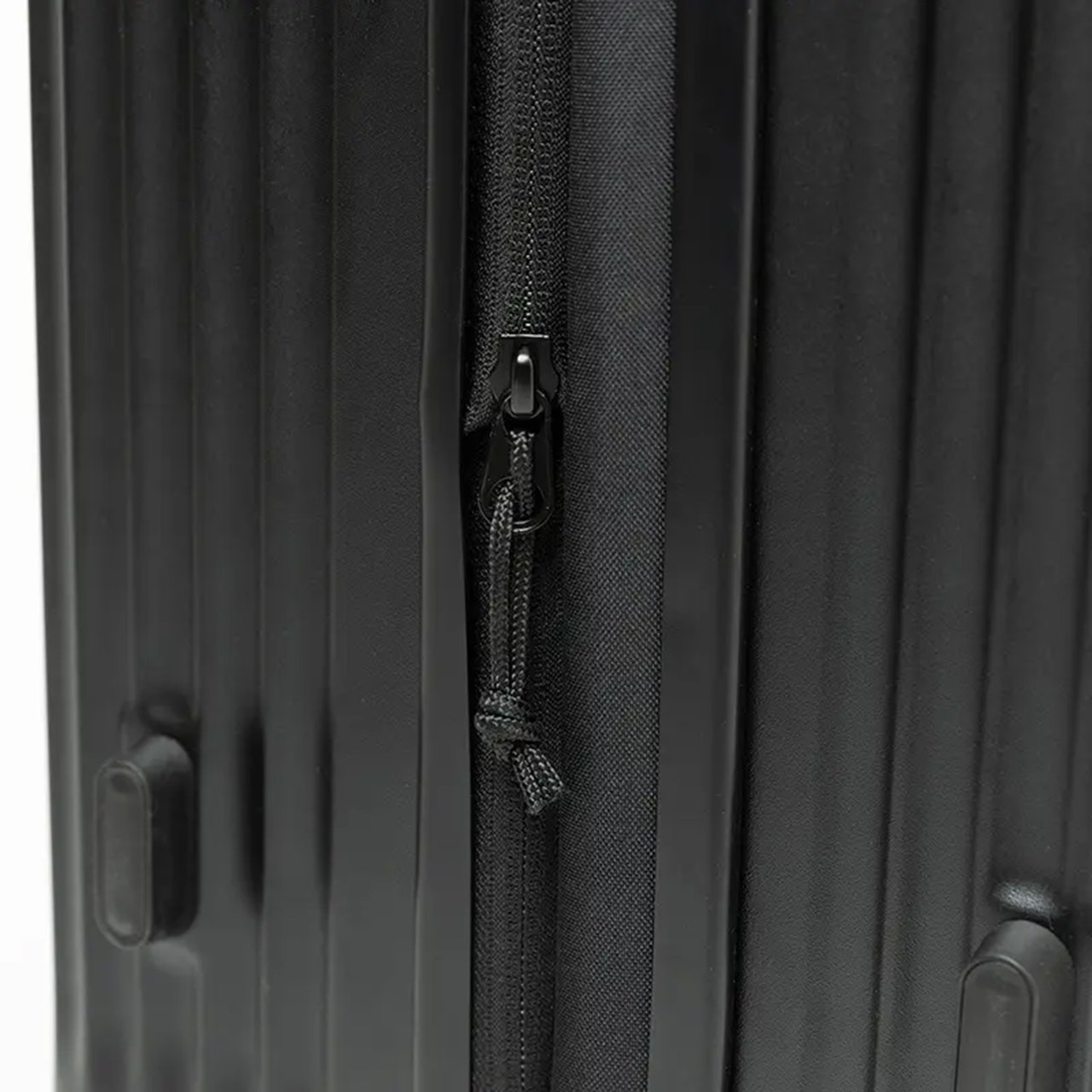 サブファスナーを開けるとマチが広がり容量を増やせる