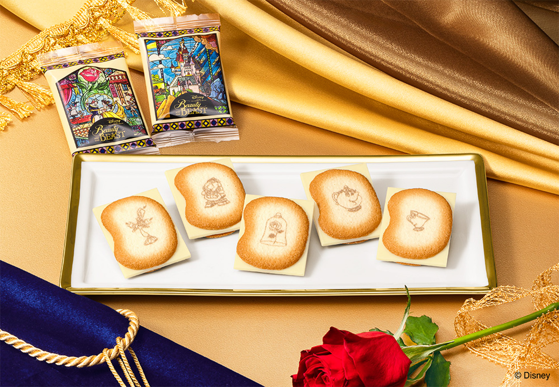 ラングドシャにバナナミルクシェイク味のショコラをサンドしている