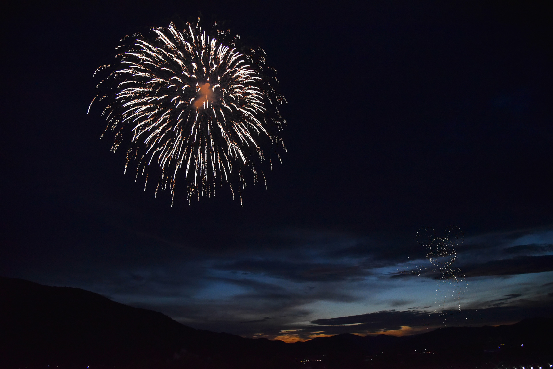 花火も上がり、ドローンショーがスタート！