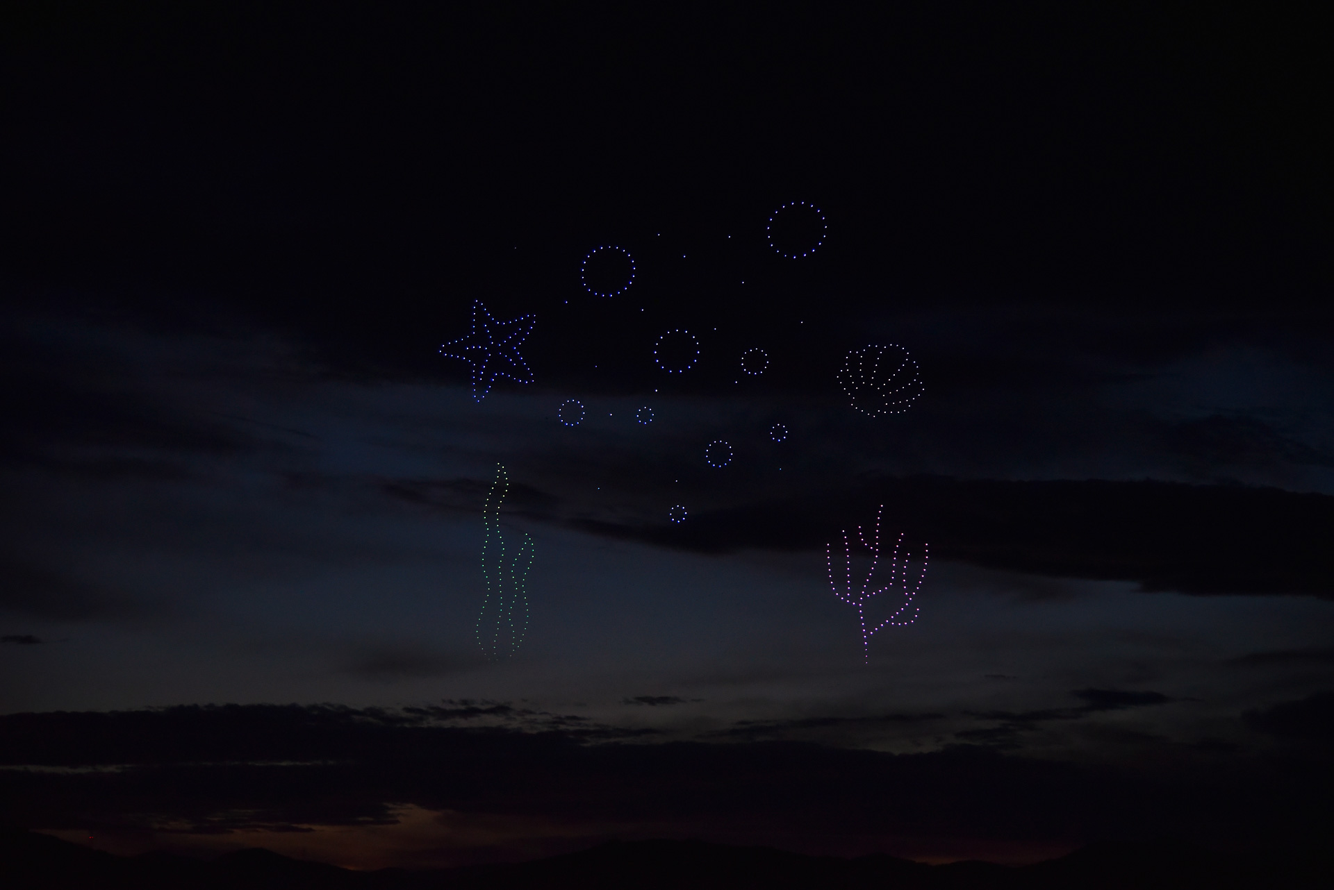 貝殻や泡が浮かぶと夜空が海底の世界に早変わり