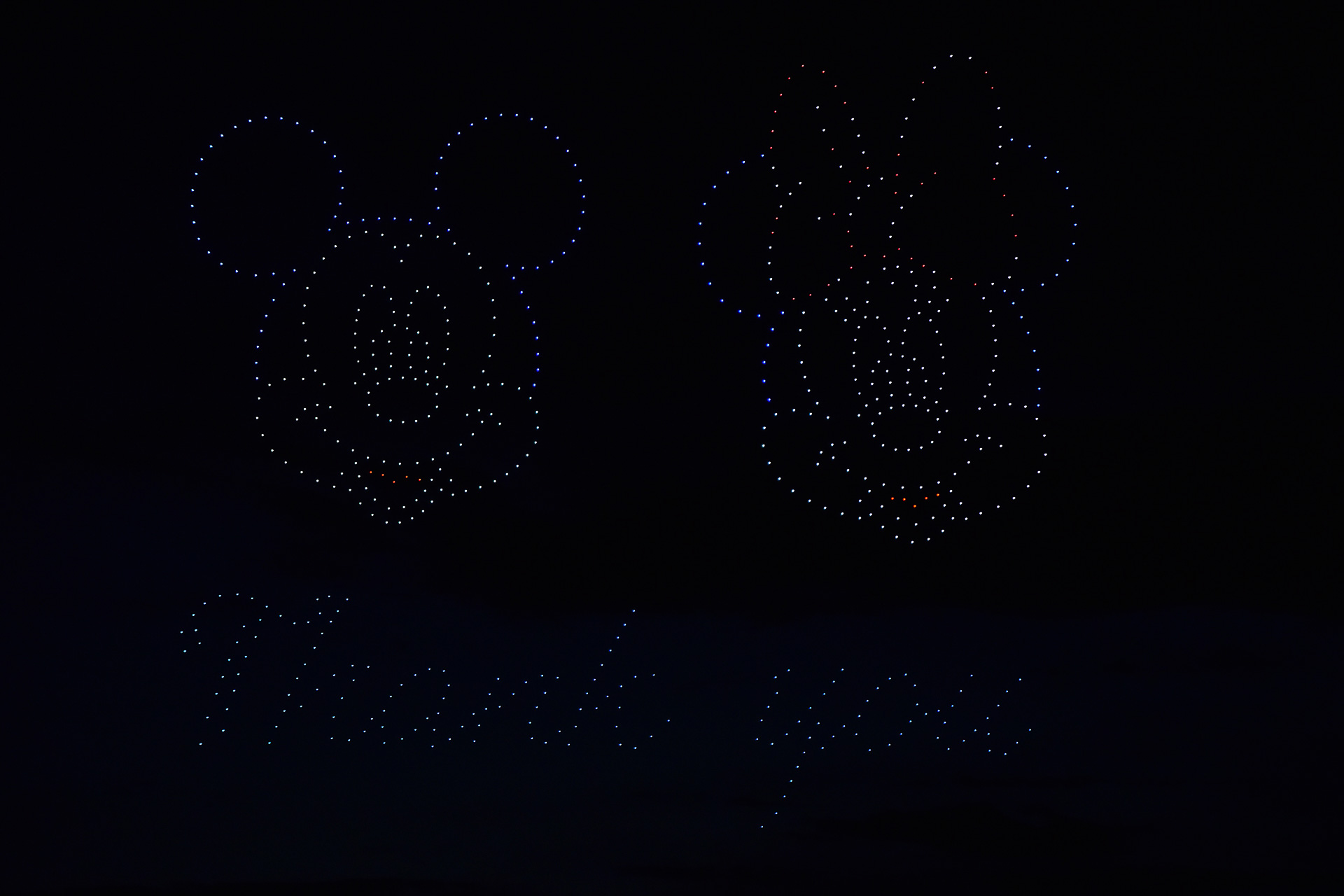 ミッキーマウスとミニーマウスのスマイルと、Thank youのメッセージが観客に向けて贈られた