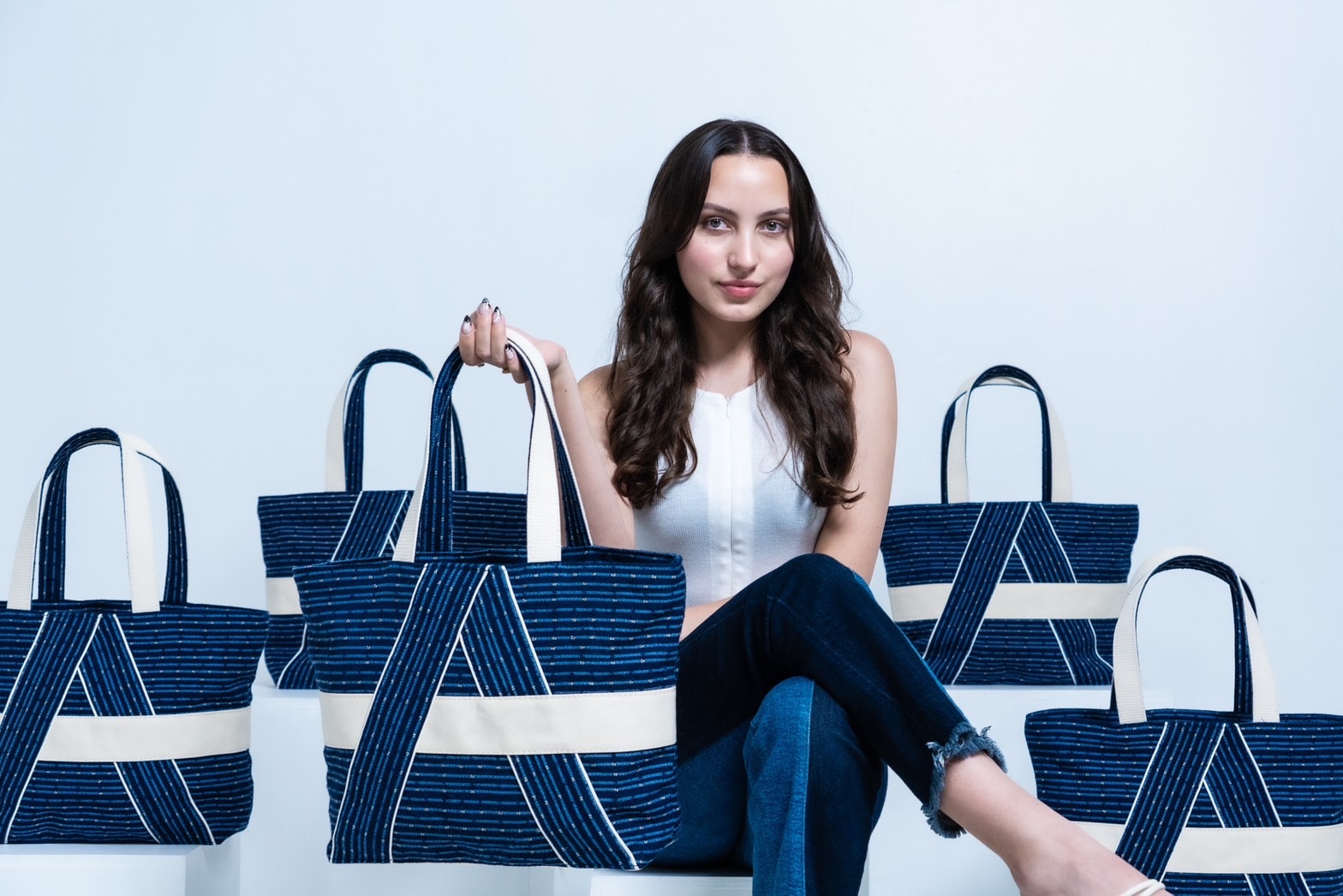 ボーイング 737-700型機のシートカバーを活用したバッグとポーチ、フライトタグを発売