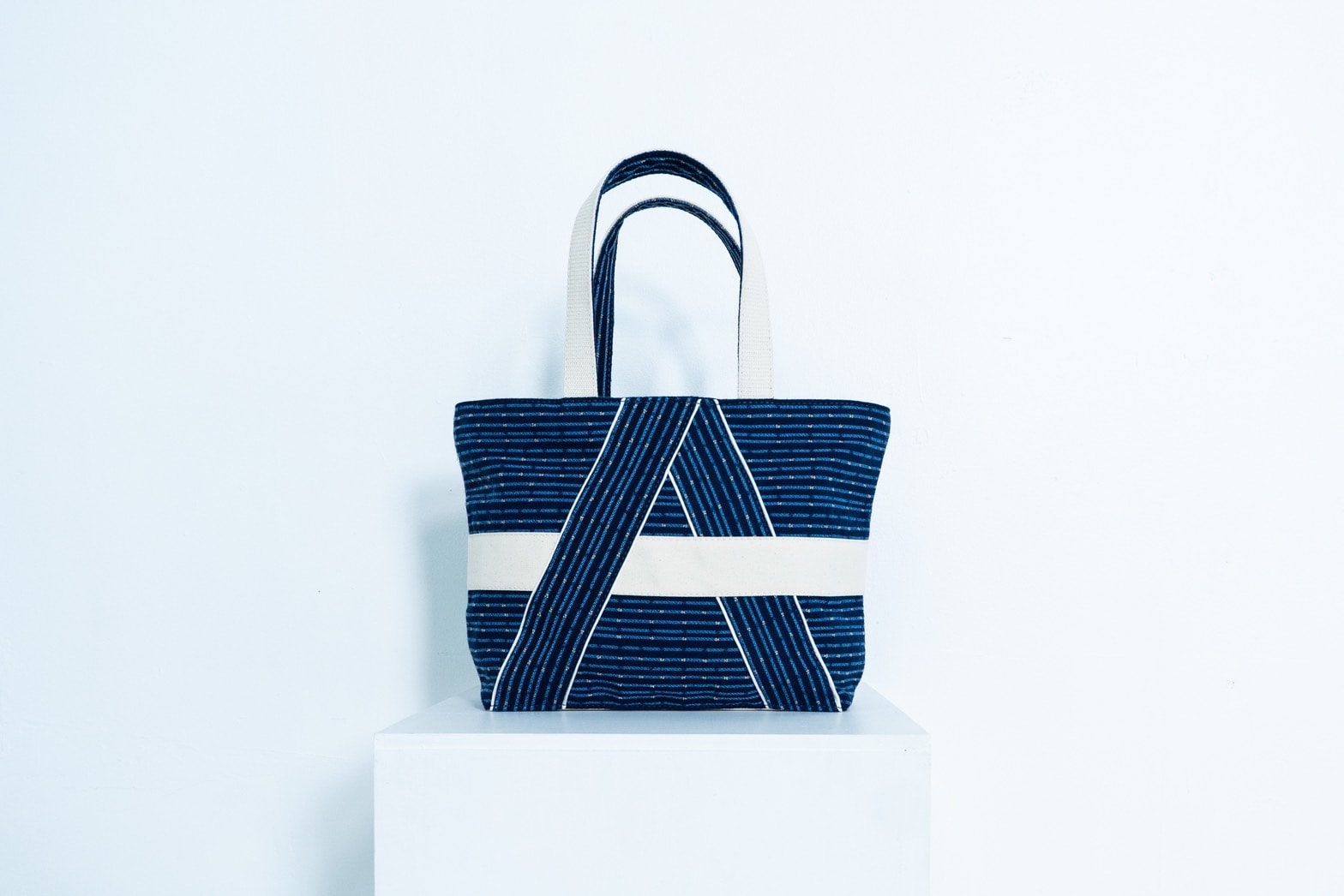 プレミアムクラス席用シートカバーを使用したトートバッグ