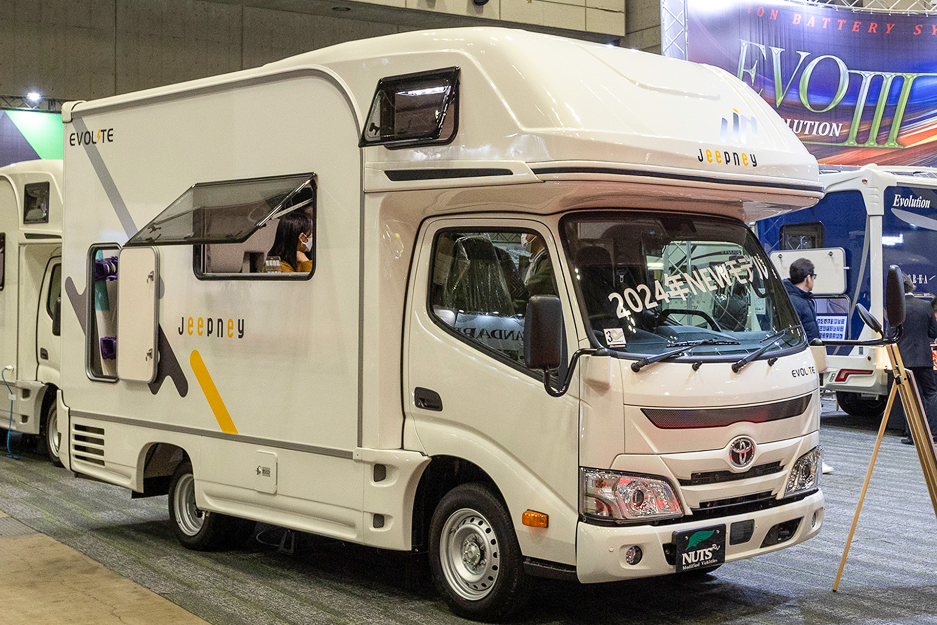 ホテルや旅館の部屋のような居心地のいい環境をどこでも得ることを目的としたのがキャンピングカー。キャンピングという言葉は使うがアウトドアのキャンプとは異なる趣味嗜好といえる