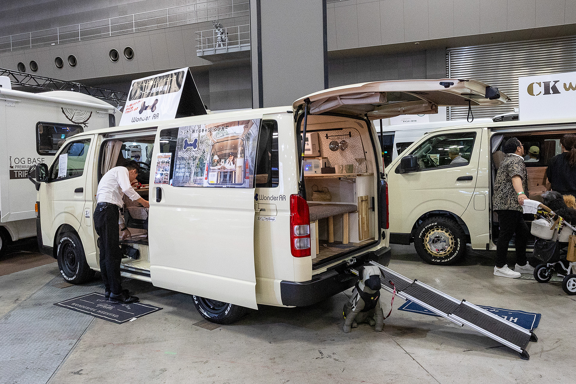 こちらはペット連れ旅行を意識した車両。キャンパー鹿児島のワンダーARというモデル。ペットが乗り降りしやすいようスロープもあわせていた。ベースはトヨタ ハイエース スーパーGL