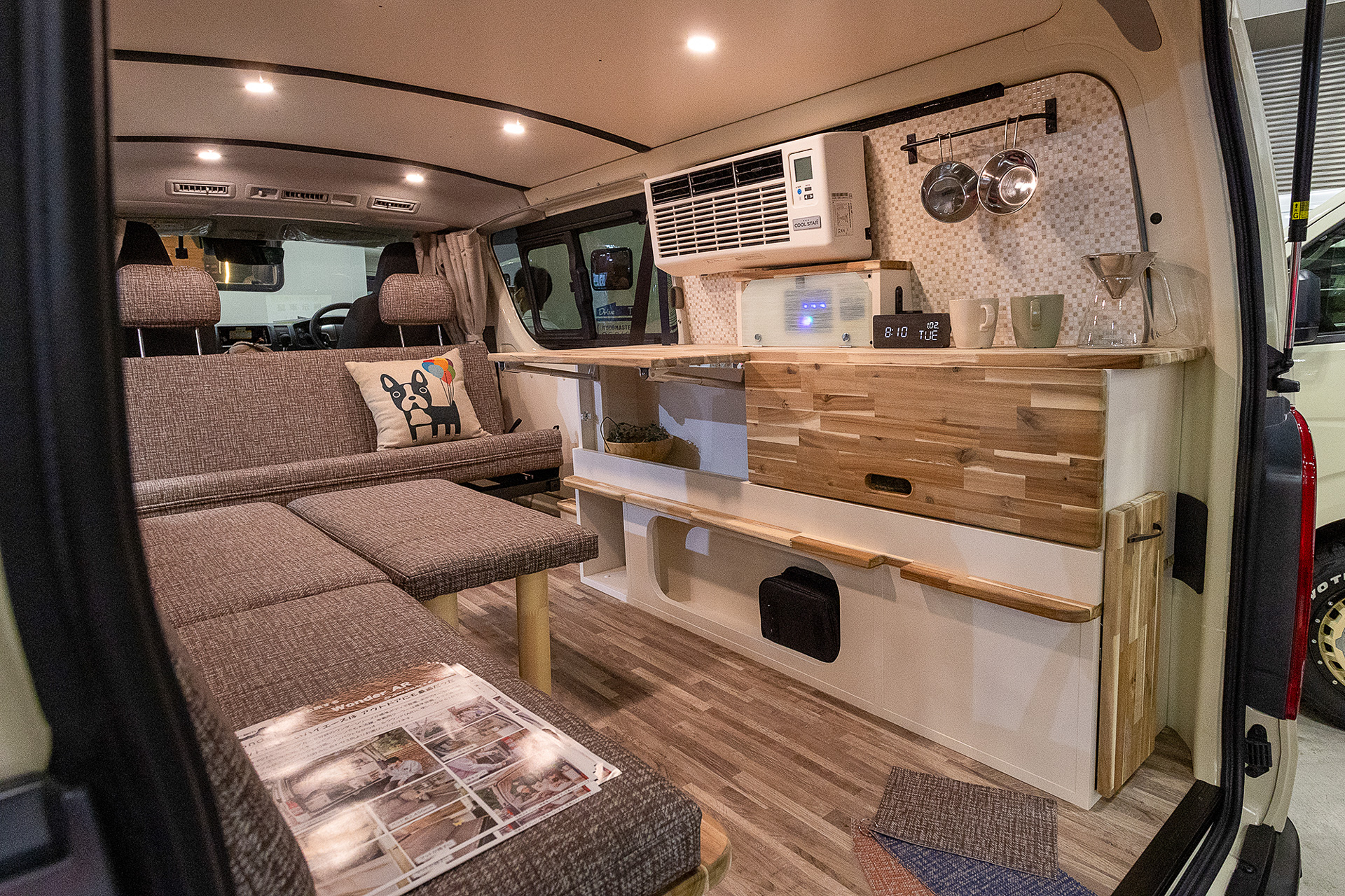 シート素材を爪のひっかきに強いものにしたり、内装素材をニオイの付きにくいもの、水拭きしやすいものとしている。クーラーも標準装備でスイッチボックスの正面にはペットが触れても大丈夫なようにカバーが付く