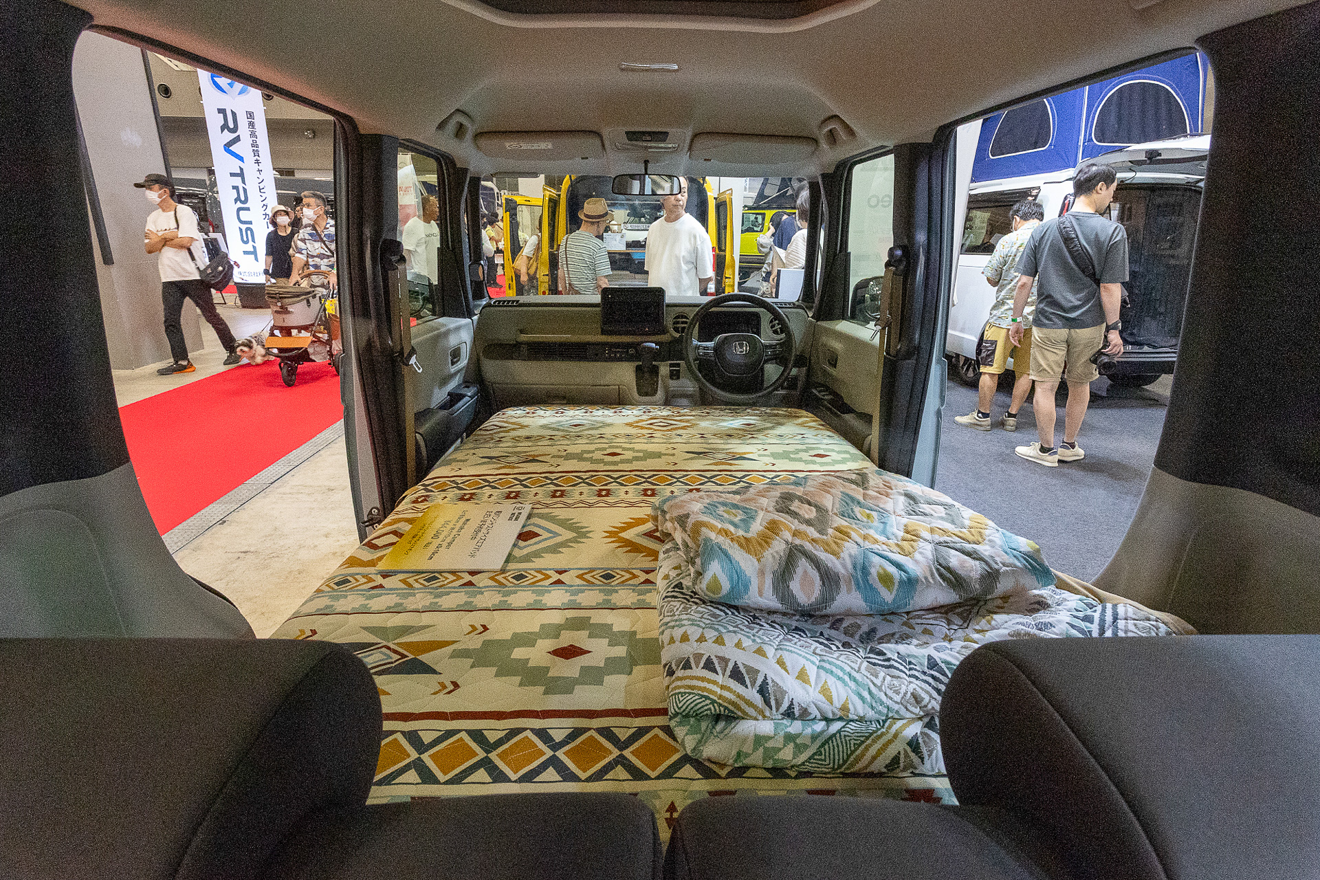 軽ワゴンにあわせた設定なのでN-BOXだけでなくも使用できる。ほかのサイズもあるのでミニバンなども同様に平らなベッド化はできるだろう。「クルマをテント代わりにする」仕様としてはもっとも手軽であり快適性も十分のように思えた