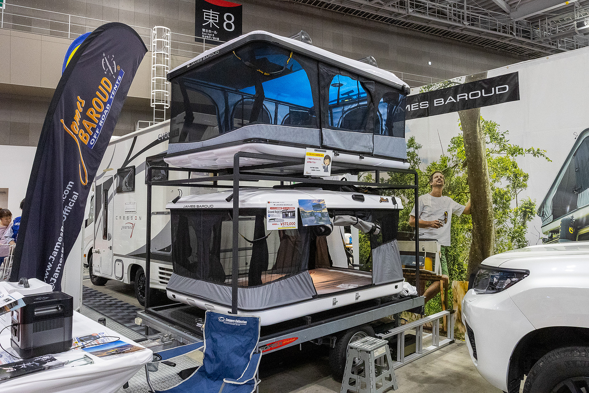 居室が広いのがルーフがまっすぐ上がるタイプ。ルーフテントの重量は60kg前後。たたむと高さは抑えられるので高さ制限のある駐車場を利用するクルマにもあいそうだ