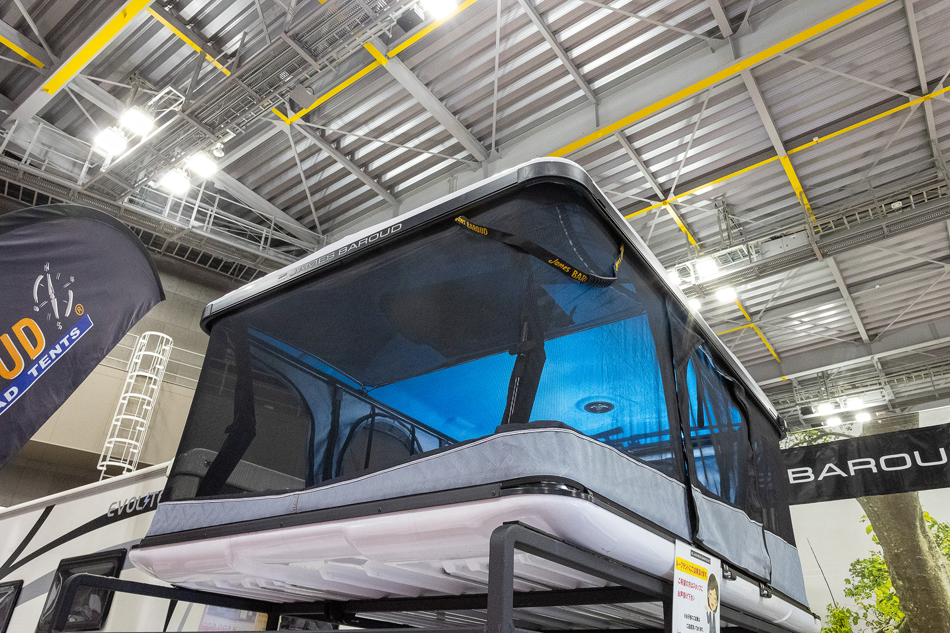 テントキャンバスには窓があり、さらにメッシュの幕もあるので開けると、高さとあわせて開放感が気持ちいい