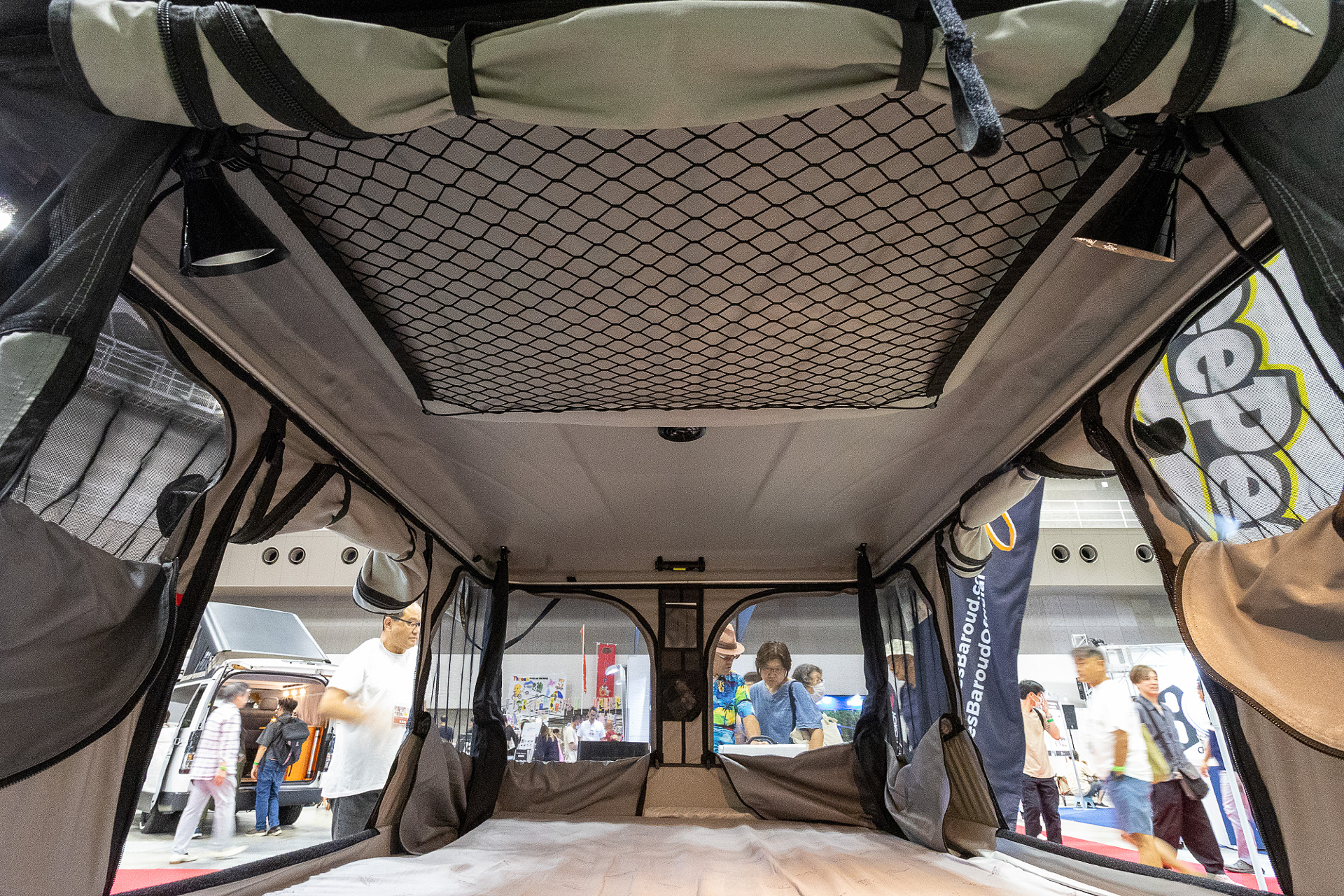 ルーフ裏にはネット収納もある。また、LED照明も付いている