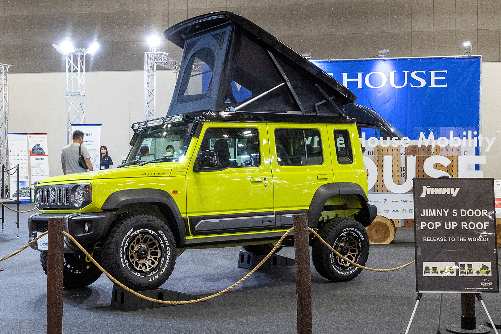 日本未発売のジムニー5ドアに電動ポップアップルーフを装備したホワイトハウスキャンパーの展示車（参考出品車）