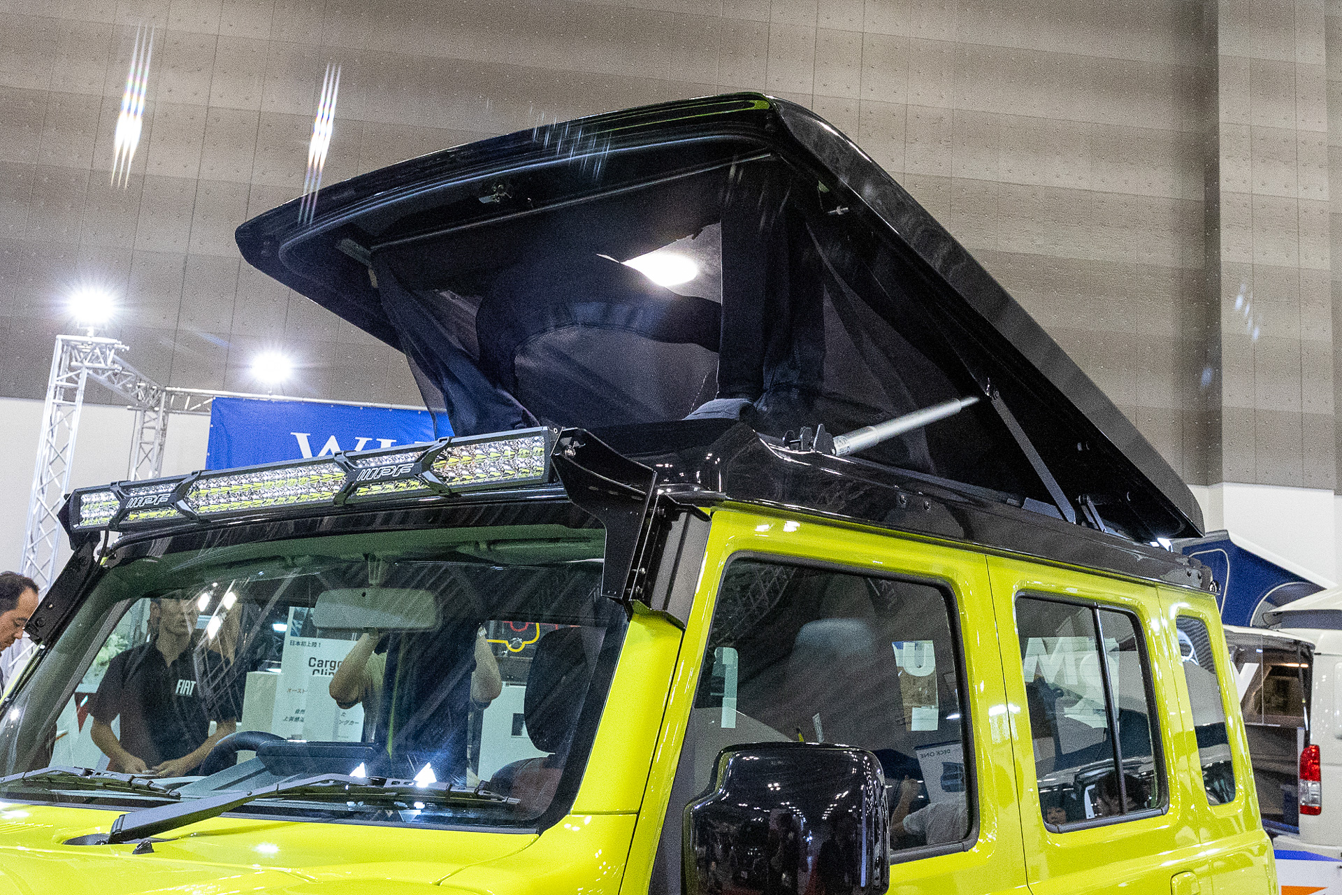 開閉用モーターは左右のダンパーにそれぞれ付いている。ストローク量は30cmほどで、ルーフはリンクを介して上下する。動作速度は安全を考慮してゆっくり目に設定している