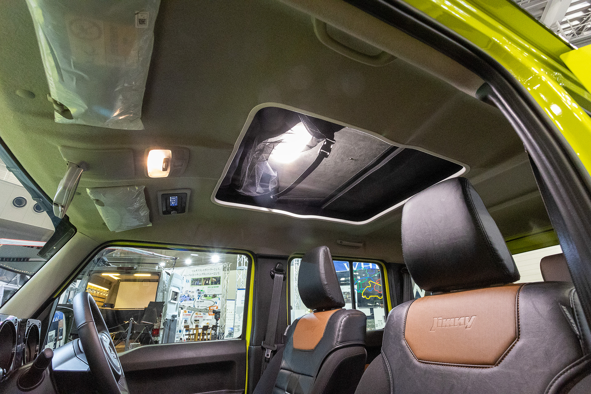 ポップアップルーフへの入口。車体のルーフの一部を切断するが、車両ごとに開口していい場所とそうでない場所があるのでそこを見きわめながら作業する必要がある