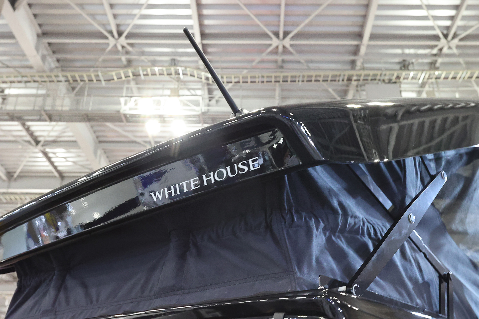 スカイデッキはメタルルーフだがこちらはFRPなので軽量になっている。また、車種ごとの金型を必要としないので、適応車種を広げても製造コストが抑えられるのという利点もある