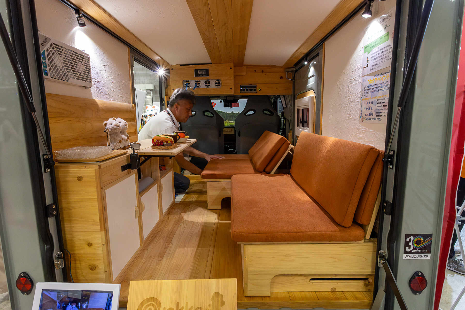 ベンチを手前に引っ張ることでベッド展開できる。なお、ベッド展開のための足場を確保するため、あえて前後2分割にしている