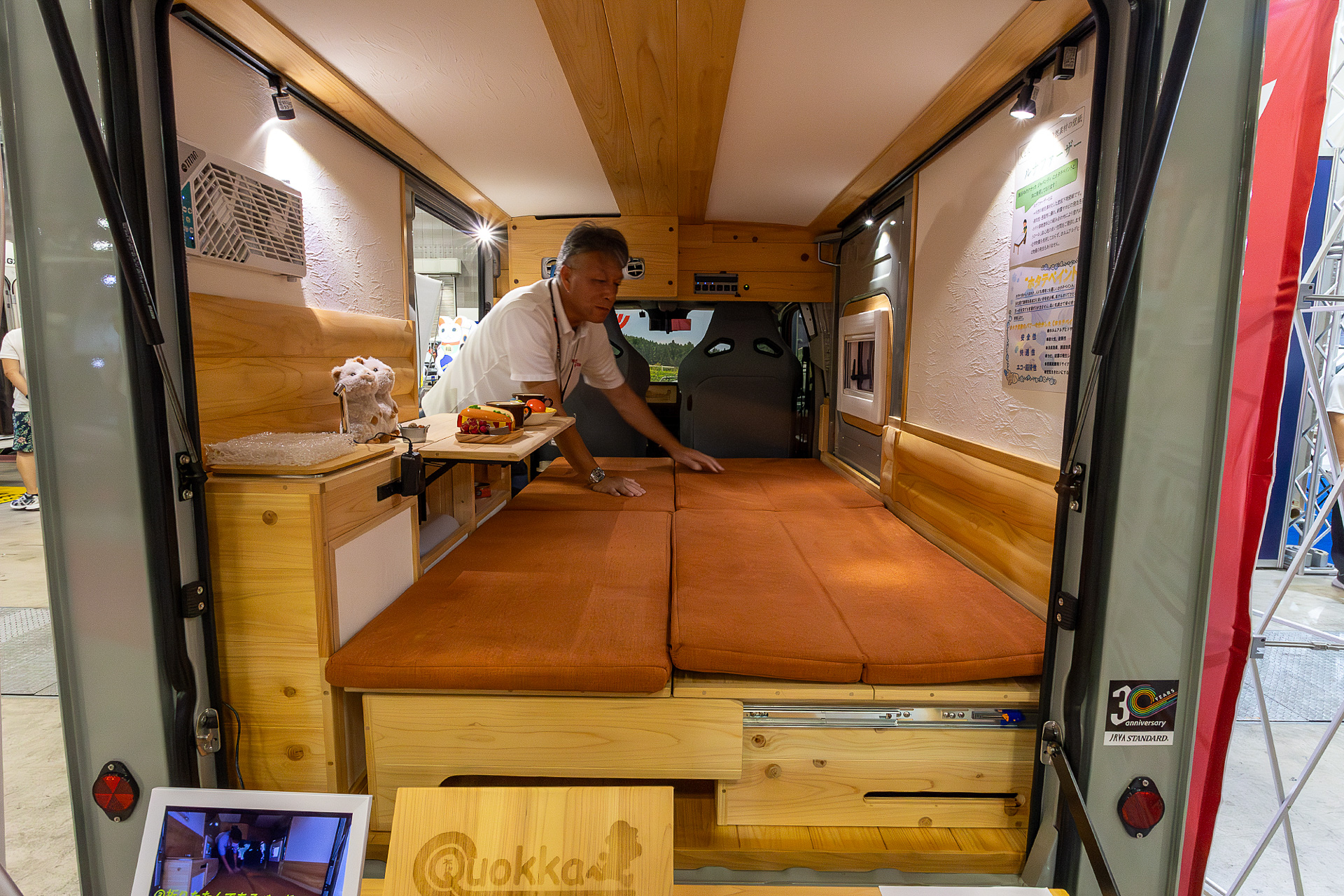 手順としては片方を引き出したあと、今度は引き出したベッドの上に移動し、残りを引き出すというもの。これなら引き出しの作業のために車外に出る必要がない